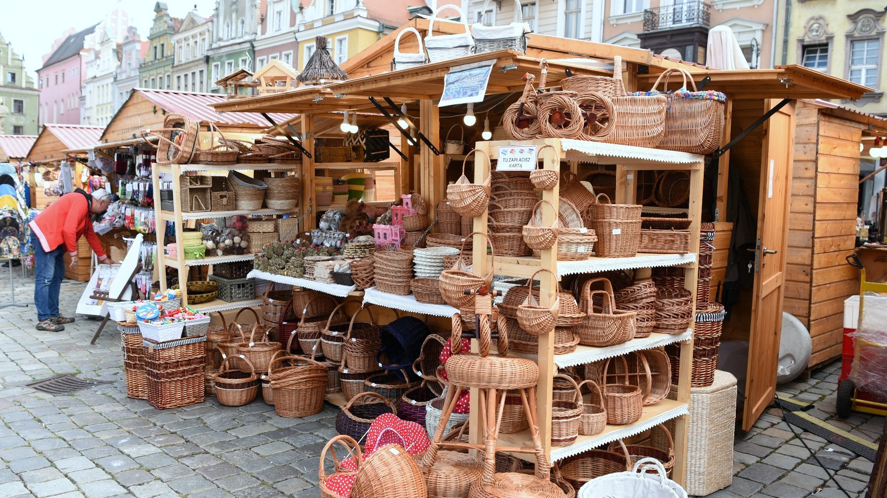 Galeria zdjęć przedstawia stoiska handlowe na Starym Rynku.