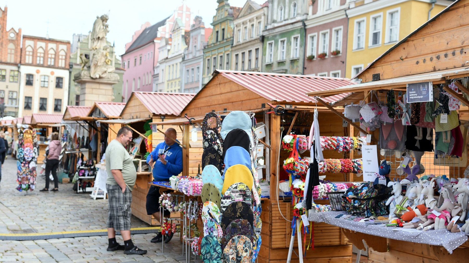 Galeria zdjęć przedstawia stoiska handlowe na Starym Rynku.