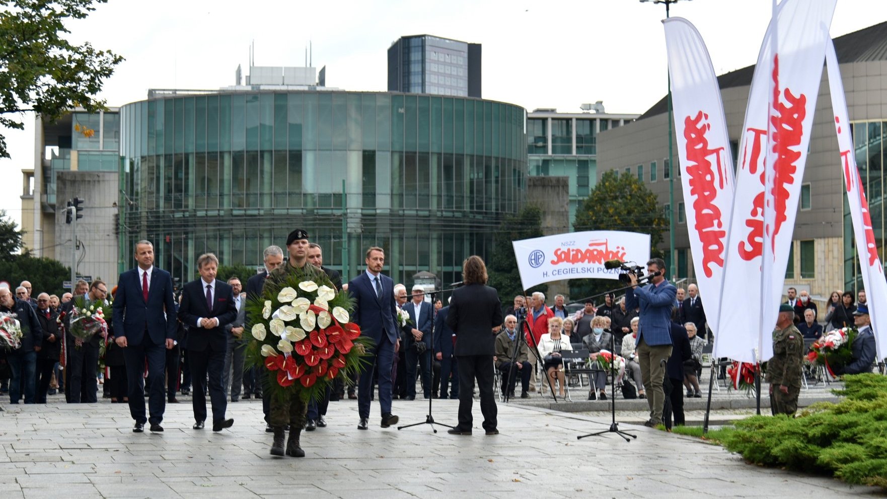 Zdjęcie przedstawia władze miasta i województwa oraz przewodniczącego wielkopolskiej Solidarności podczas składania kwiatów.