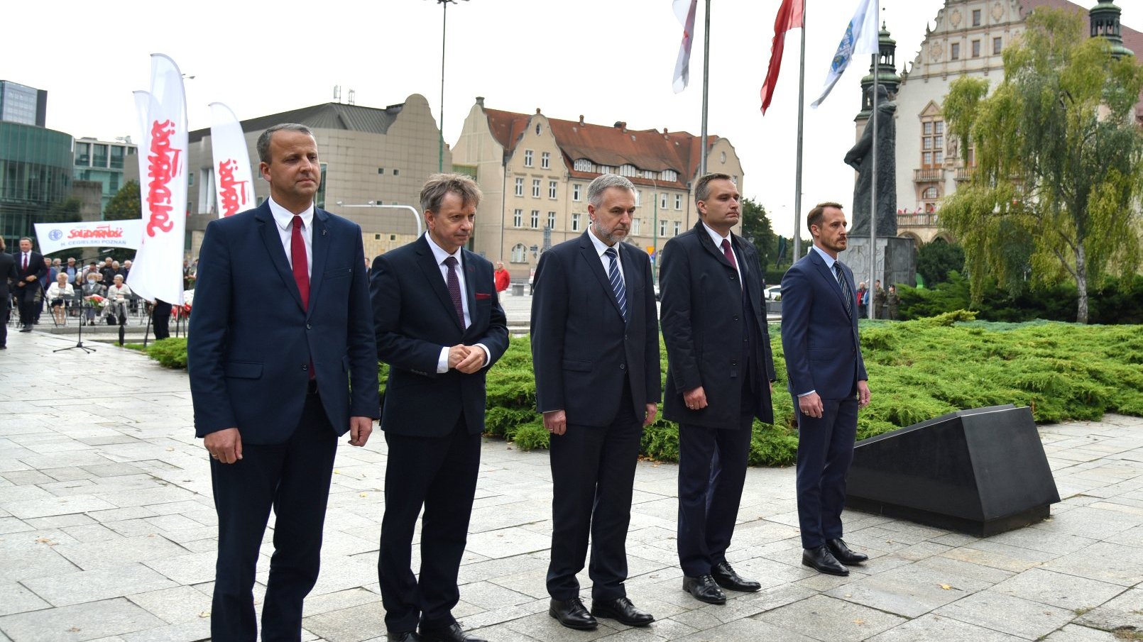 Zdjęcie przedstawia władze miasta i województwa oraz przewodniczącego wielkopolskiej Solidarności podczas składania kwiatów.