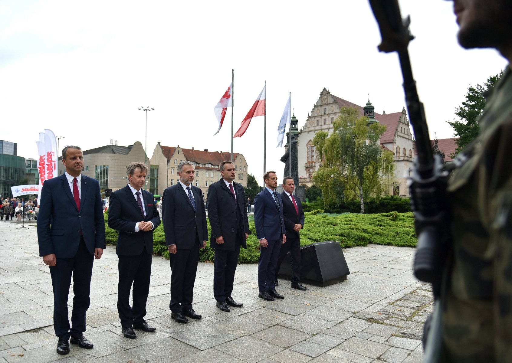 Zdjęcie przedstawia władze miasta i województwa oraz przewodniczącego wielkopolskiej Solidarności podczas składania kwiatów. - grafika artykułu