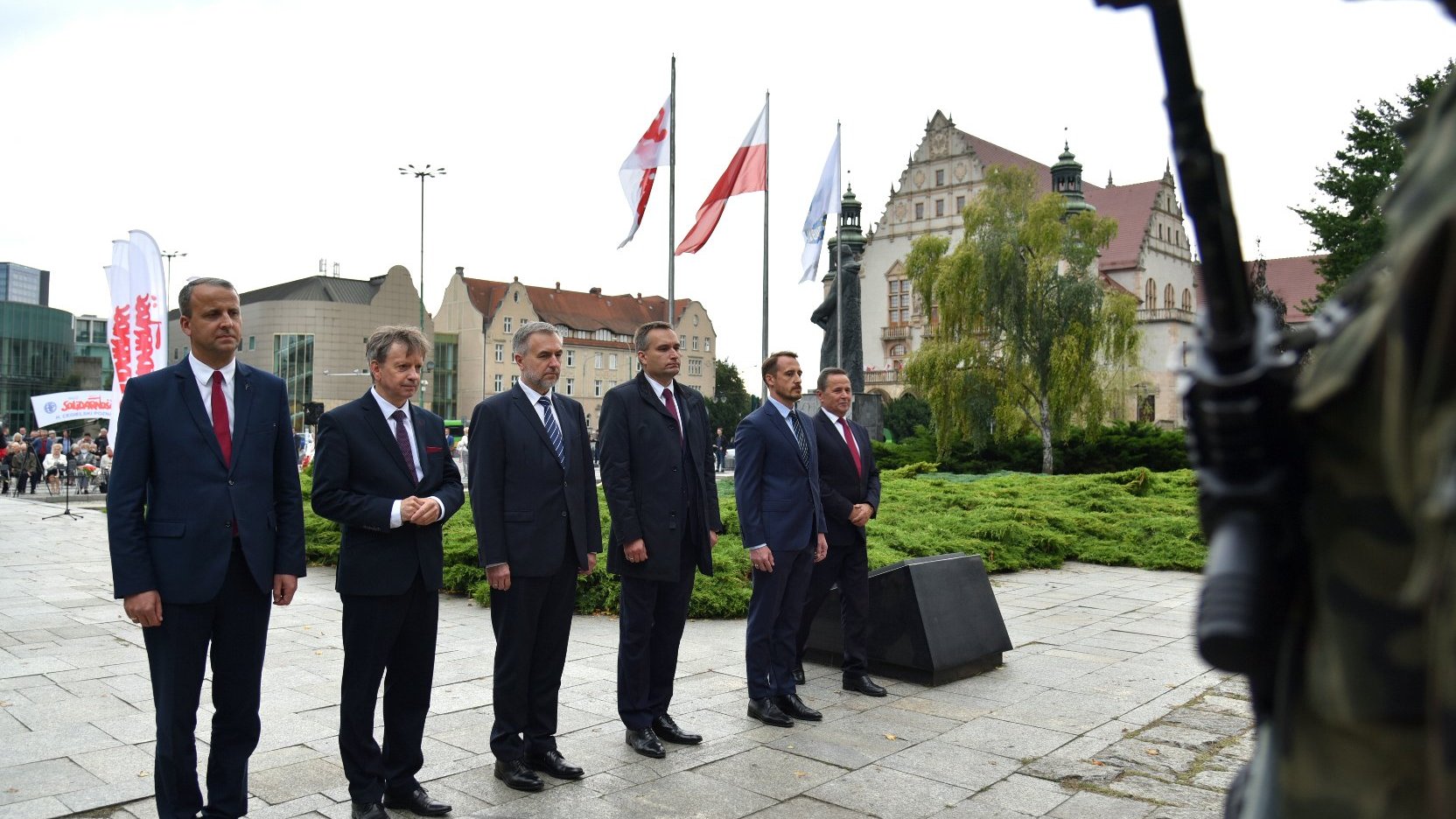 Zdjęcie przedstawia władze miasta i województwa oraz przewodniczącego wielkopolskiej Solidarności podczas składania kwiatów.