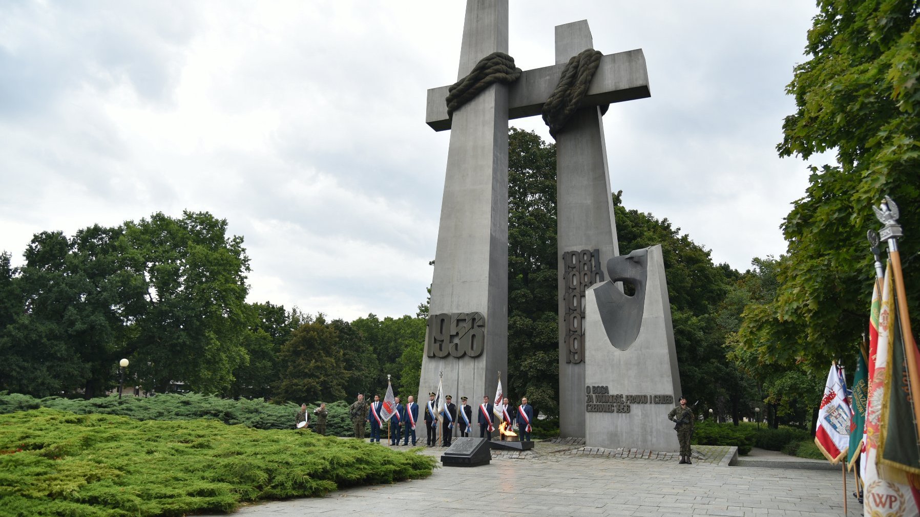 Zdjęcie przedstawia pomnik dwóch krzyży.