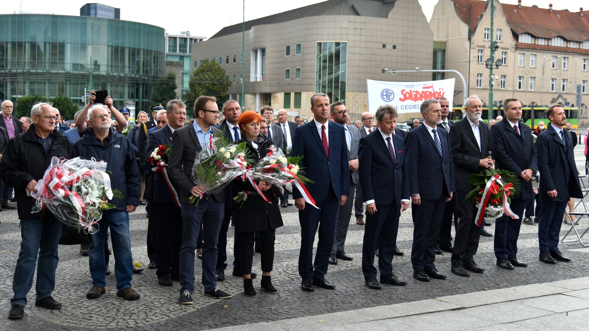 Zdjęcie przedstawia tłum ludzi na obchodach na placu Mickiewicza.