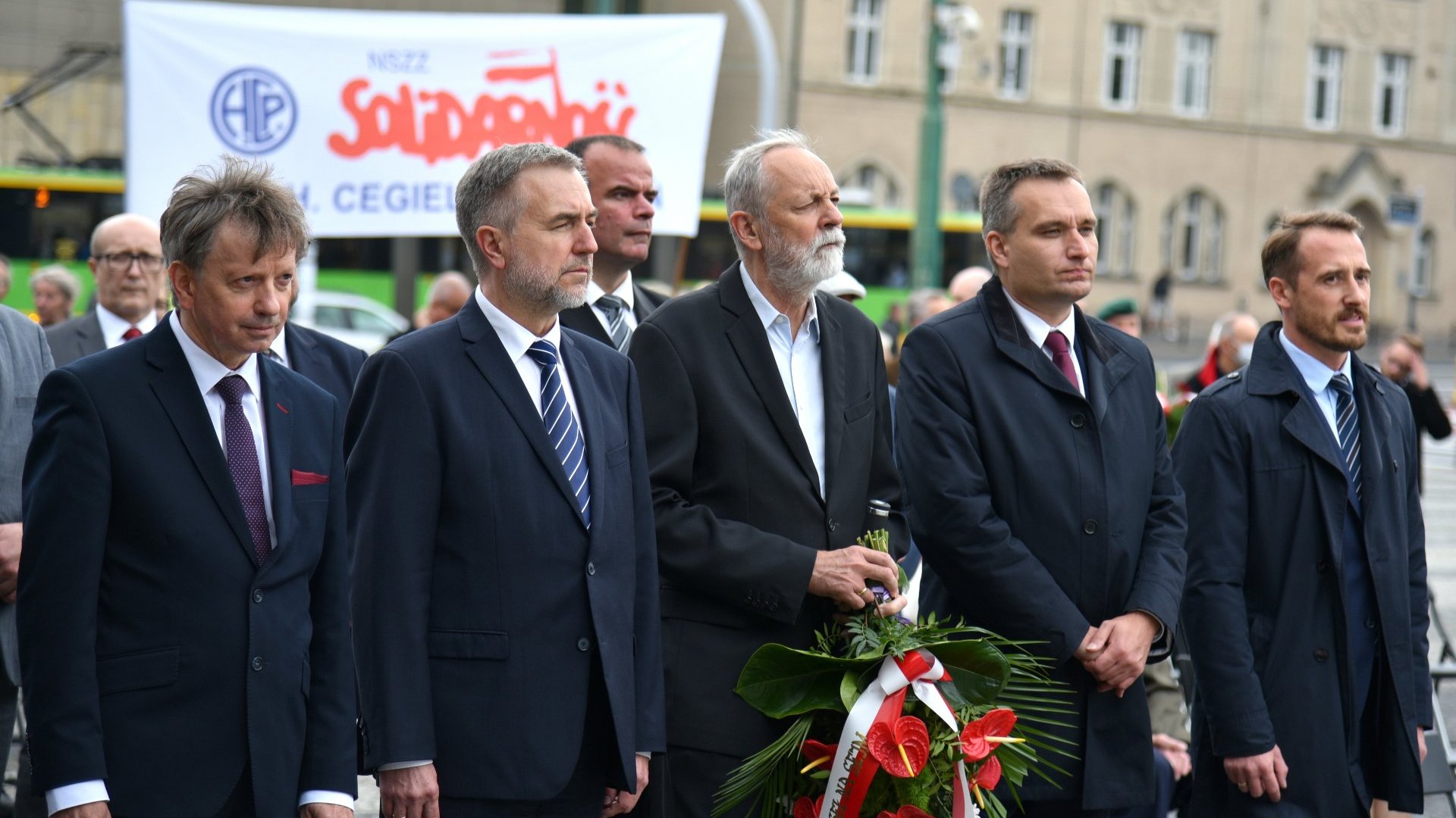 Zdjęcie przedstawia tłum ludzi na obchodach na placu Mickiewicza.