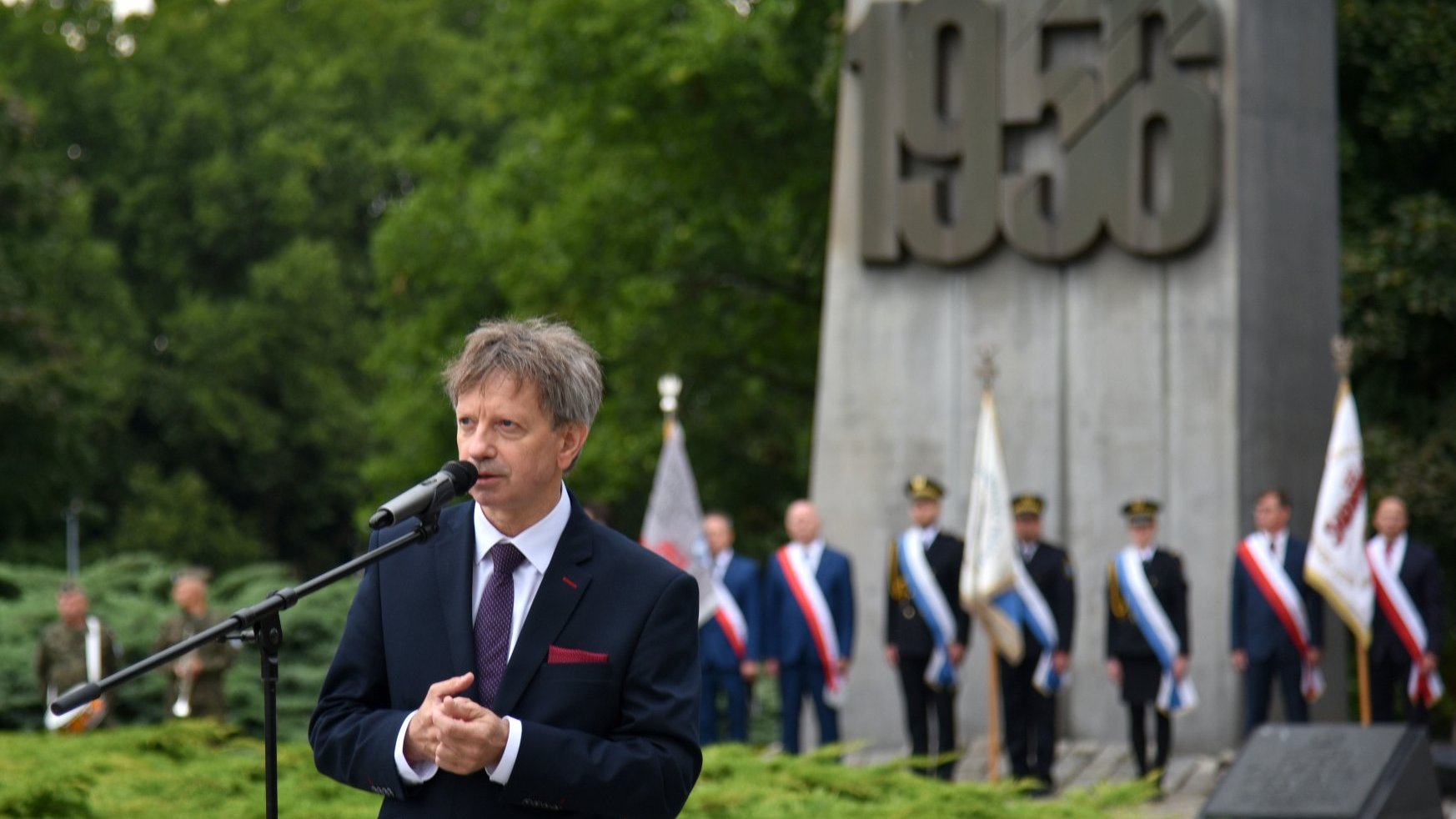 Zdjęcie przedstawia przemawiającego do mikrofonu przewodniczącego wielkopolskiej Solidarności.