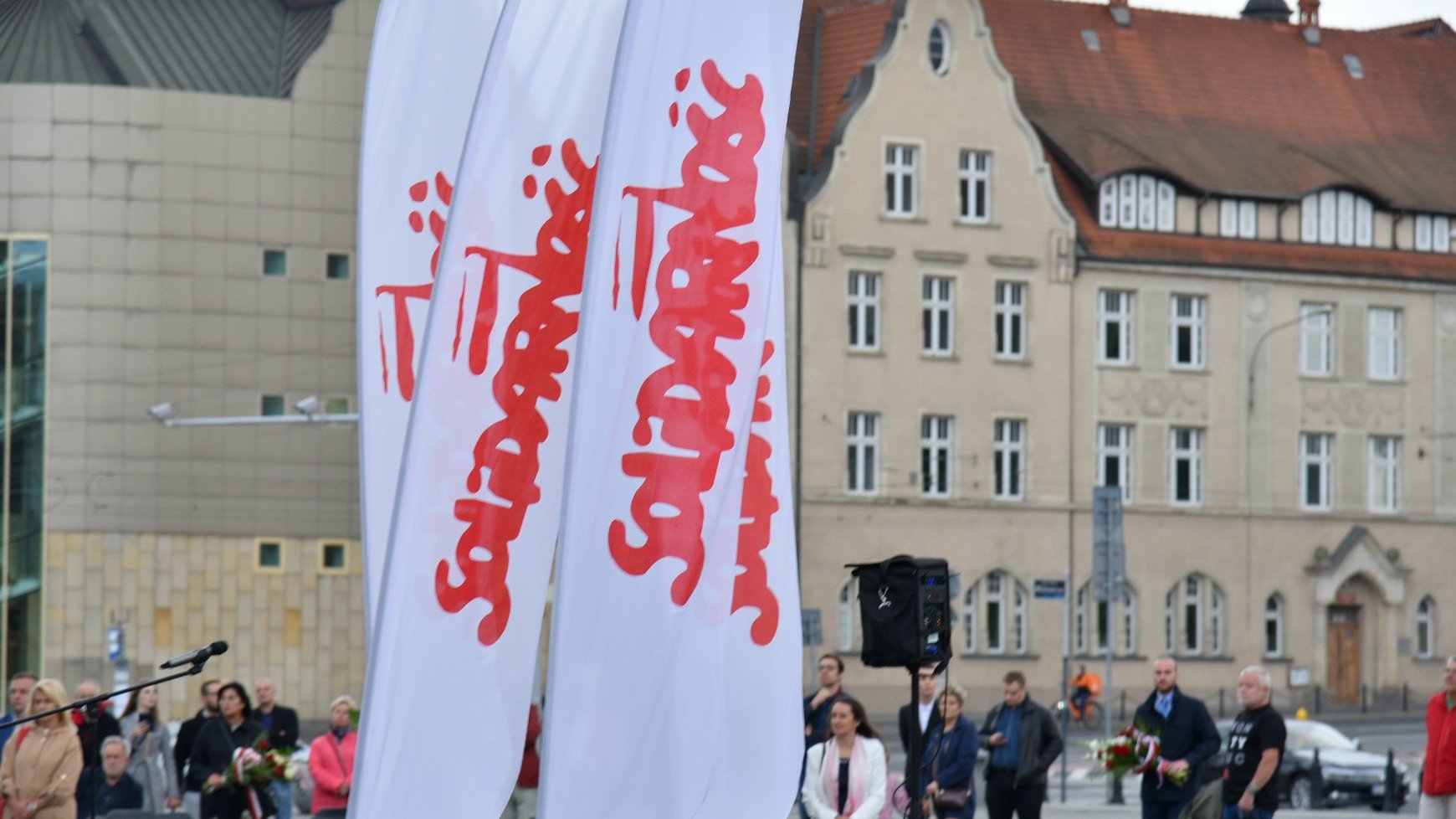 Zdjęcie przedstawia flagi Solidarności.