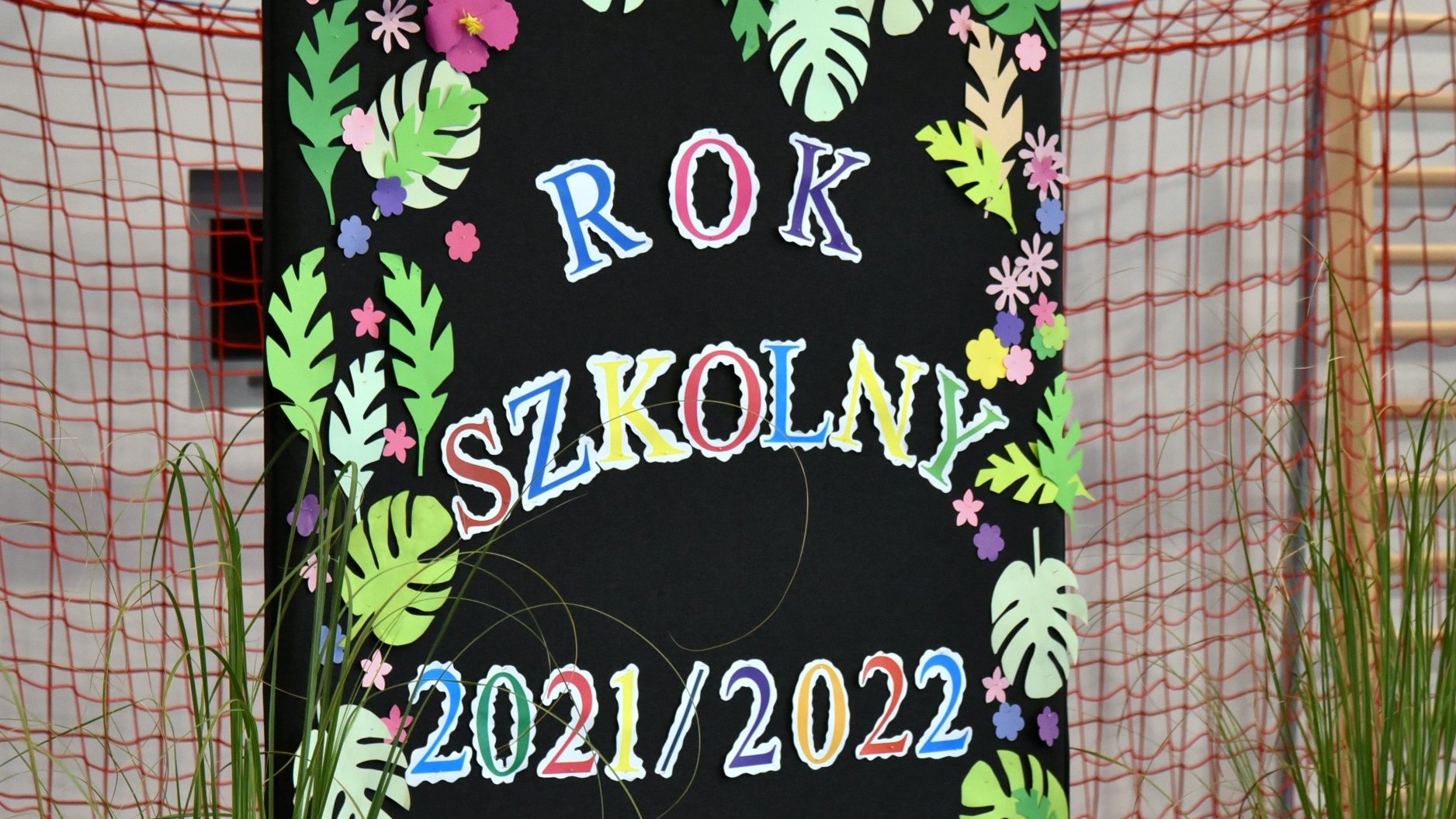 Zdjęcie przedstawia duży kolorowy karton z napisem "Rok szkolny 2021/22".