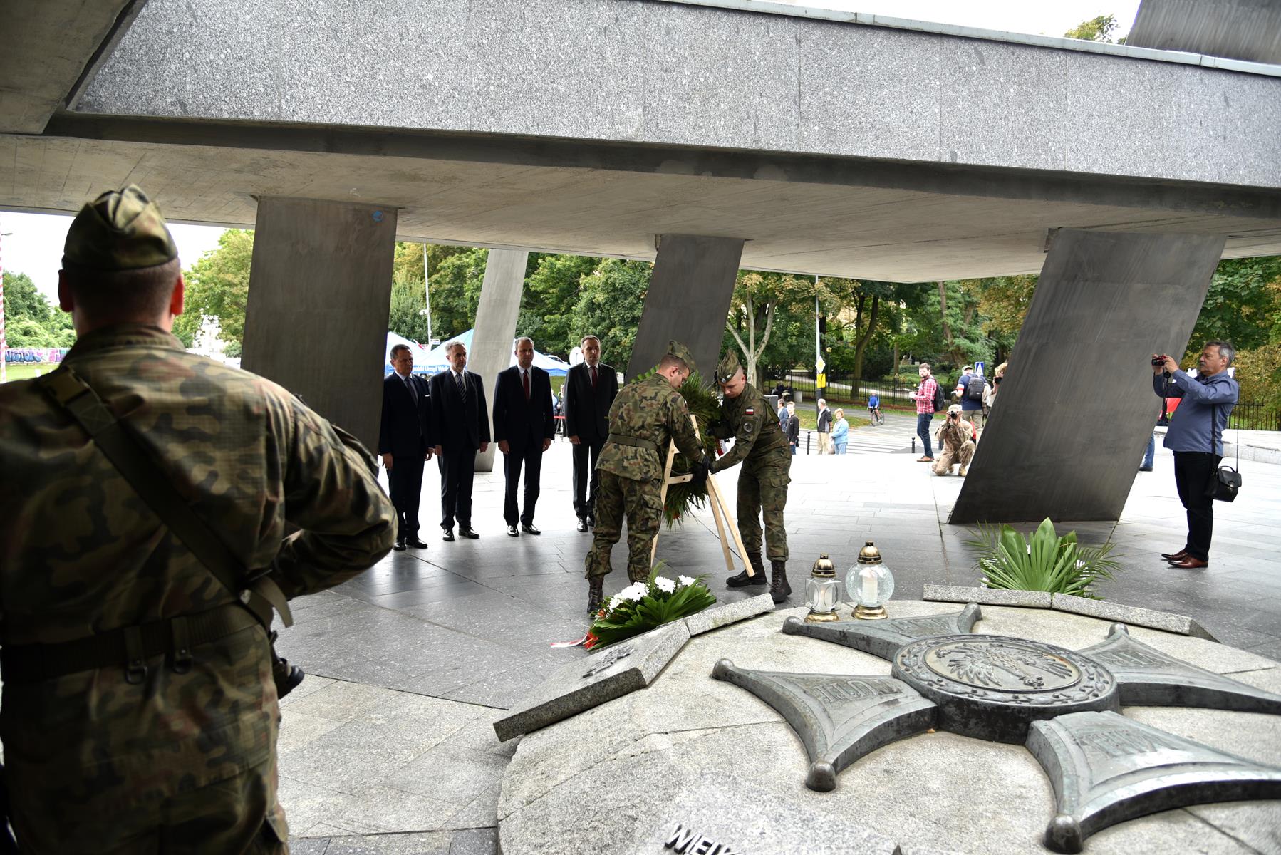 Składanie wieńca przez przedstawicieli władz samorządowych pod pomnikiem Armii Poznań - grafika artykułu