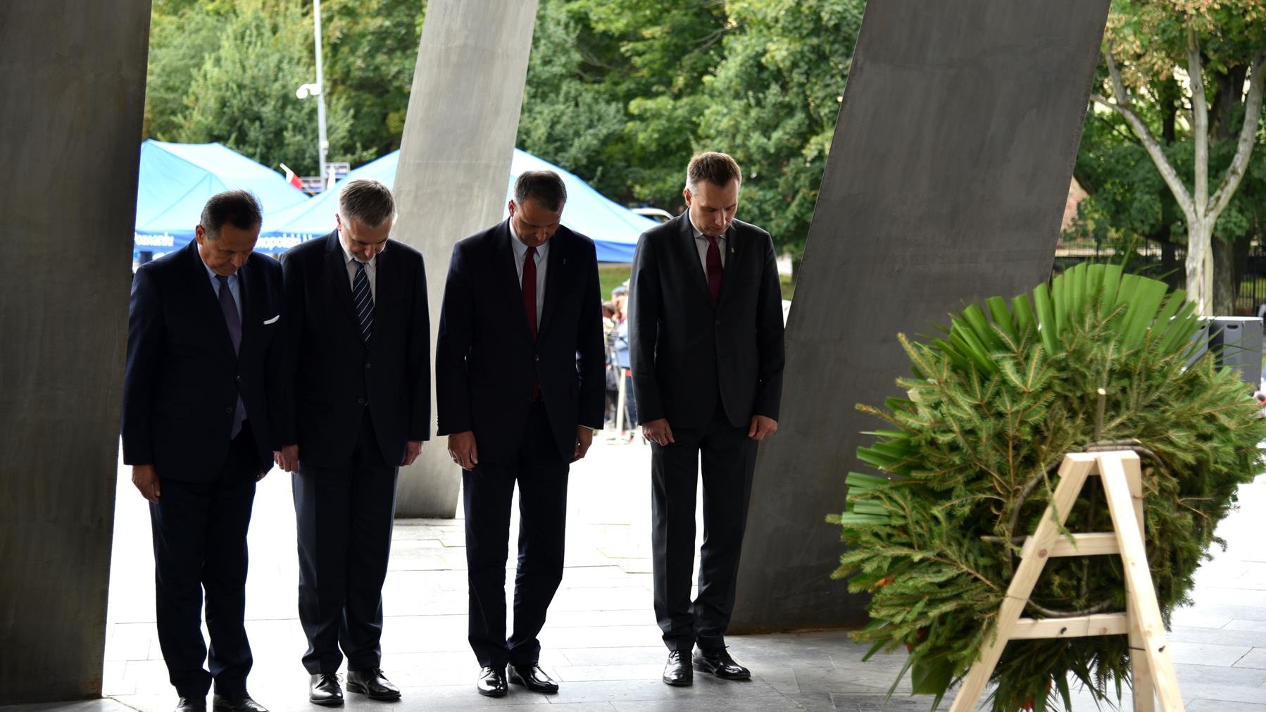 Składanie wieńca przez przedstawicieli władz samorządowych pod pomnikiem Armii Poznań