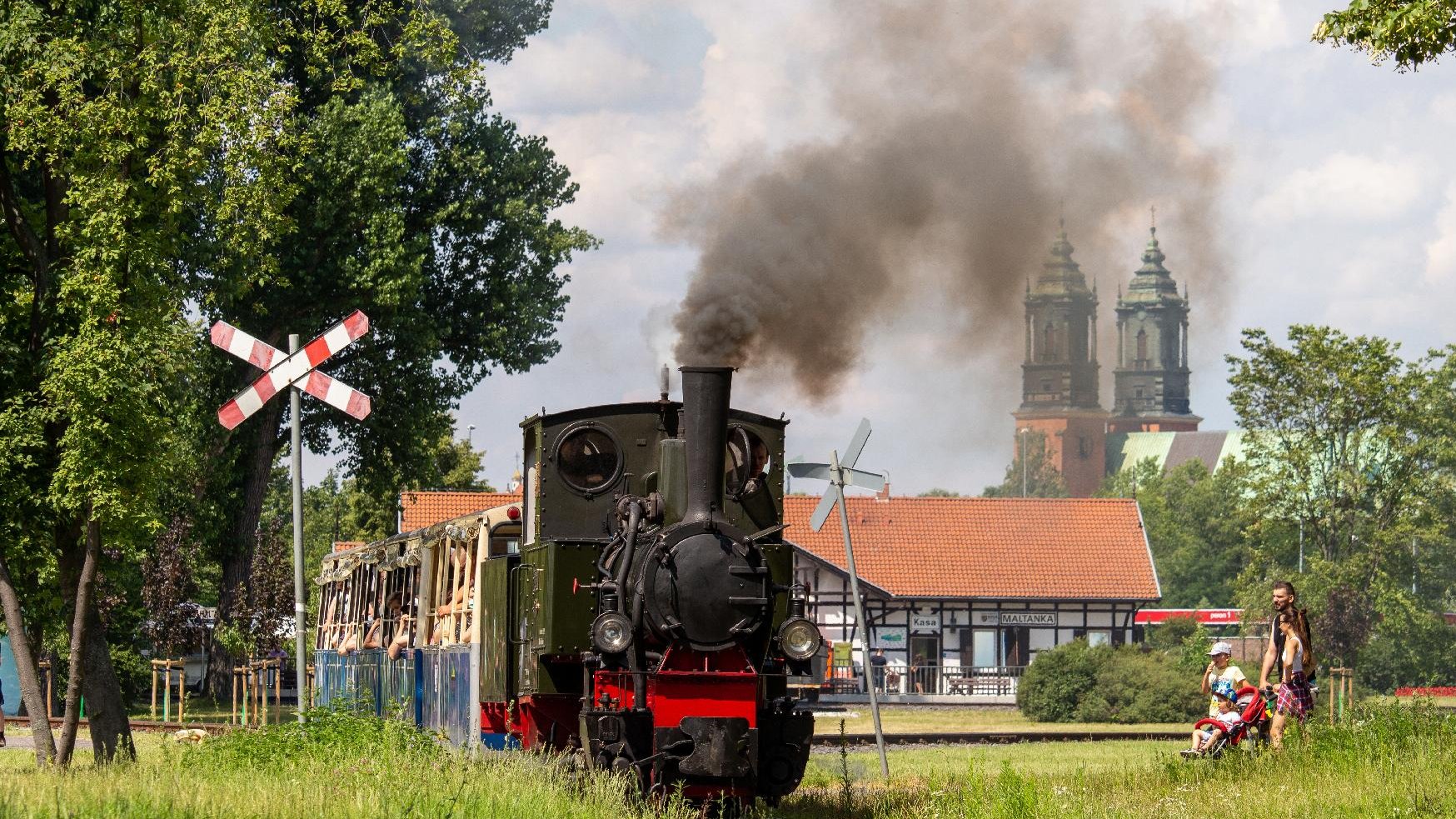 Zdjęcie przedstawia jadącą kolejkę Maltanka.