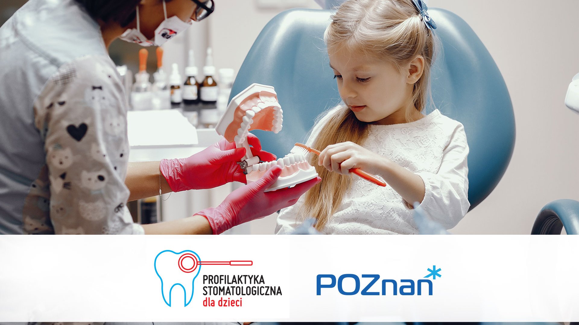 Grafika przedstawia dziewczynkę na fotelu stomatologicznym oraz stojącą obok dentystkę. Dziecko czyści szczoteczką model szczęki.