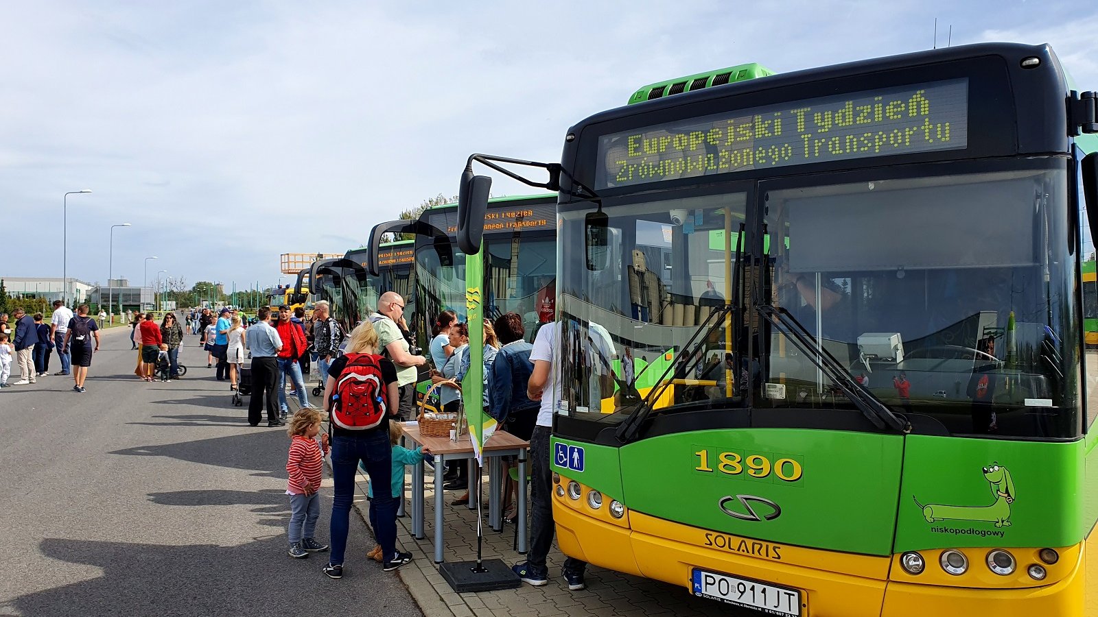 Ludzie przy autobusach na festynie związanym z Europejskim Tygodniem Zrównoważonego Transportu