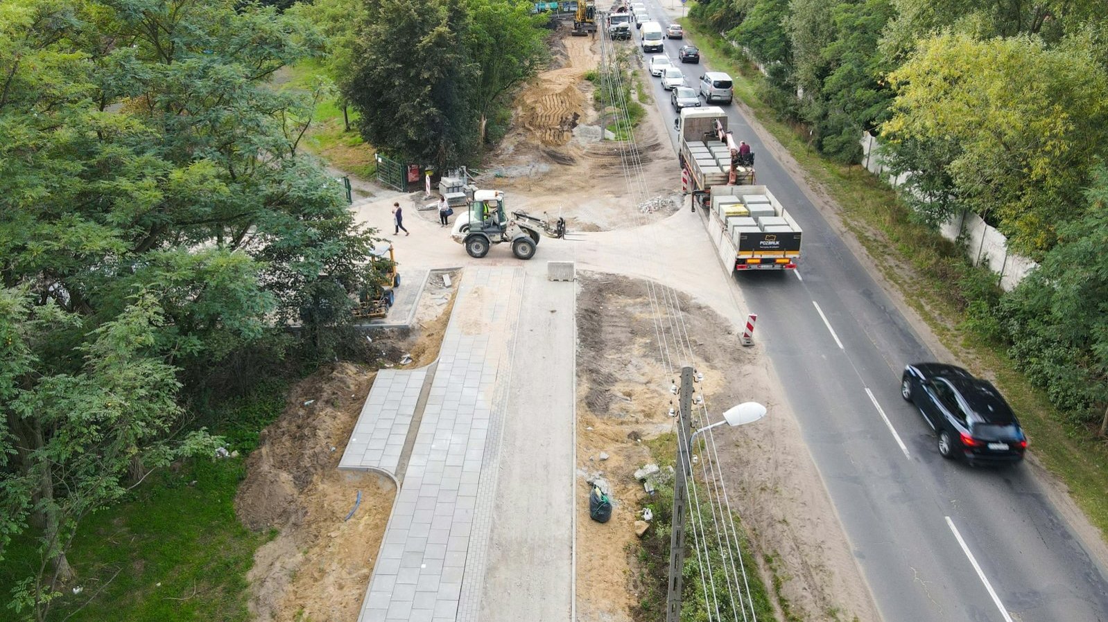 Galeria zdjęć z ul. Złotowskiej w trakcie budowy chodnika i drogi rowerowej