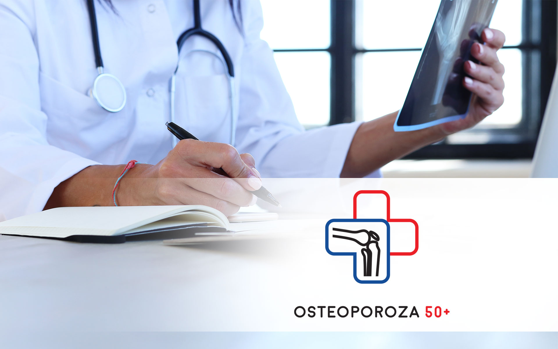 Grafika promująca miejski program profilaktyki osteoporozy. Na górze widać lekarza przyglądającemu się zdjęciu rentgenowskiemu, u dołu napis: osteoporoza 50+. - grafika artykułu