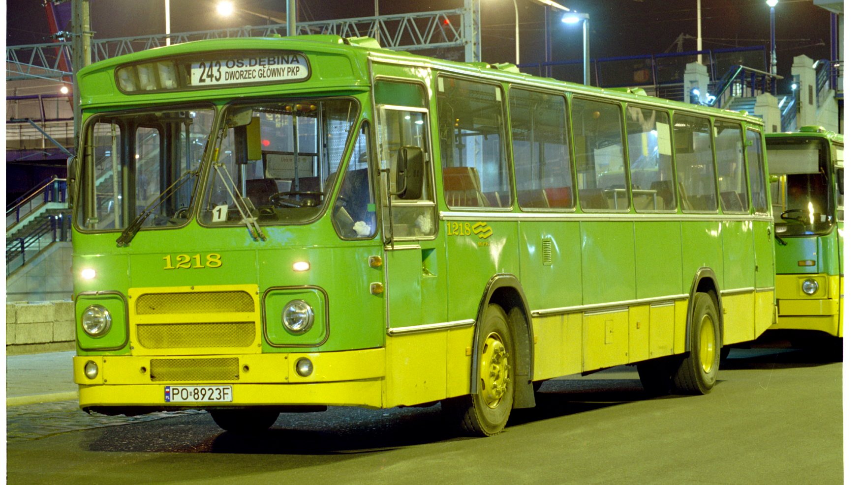 Stary autobus linii nocnej stojący na placu przed dworcem Poznań Główny