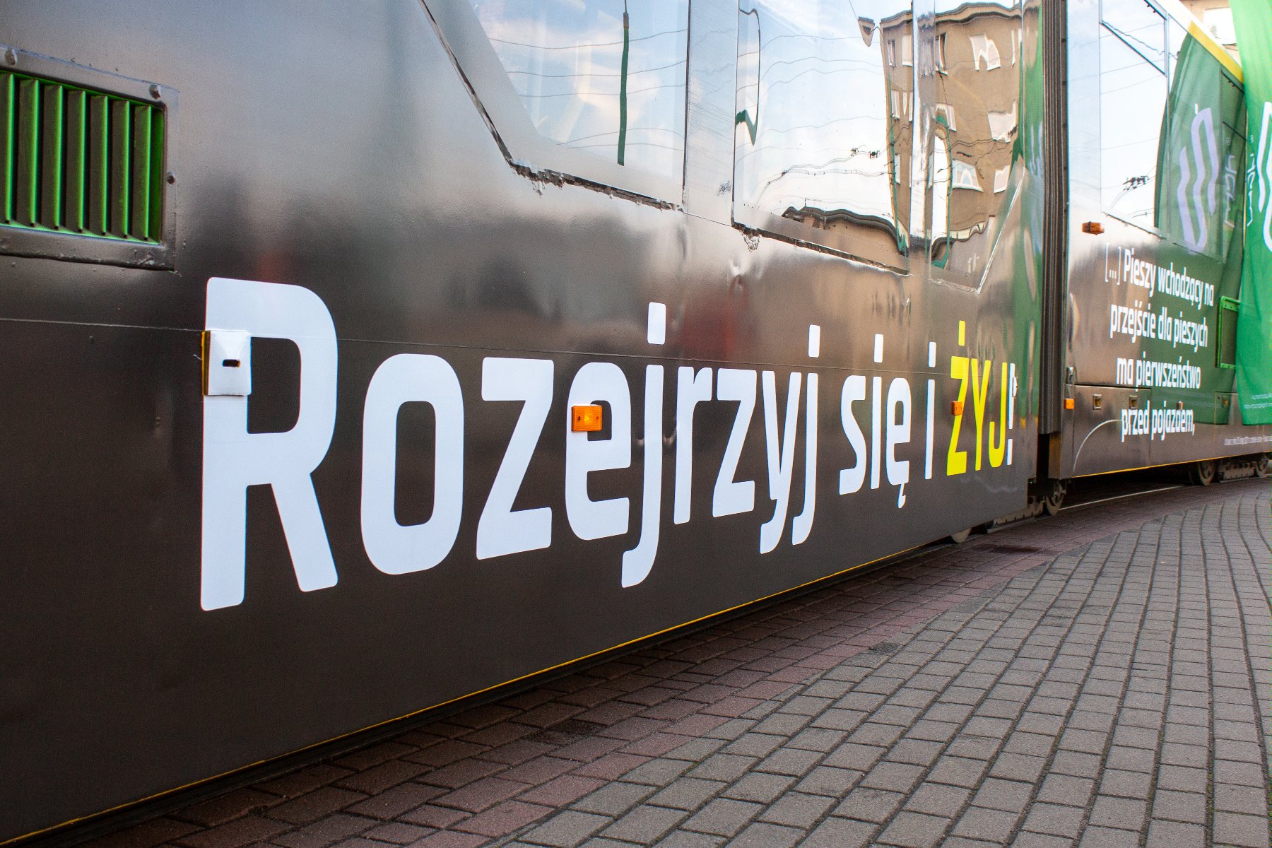 Tramwaj z napisem "Rozejrzyj się i żyj" - grafika artykułu