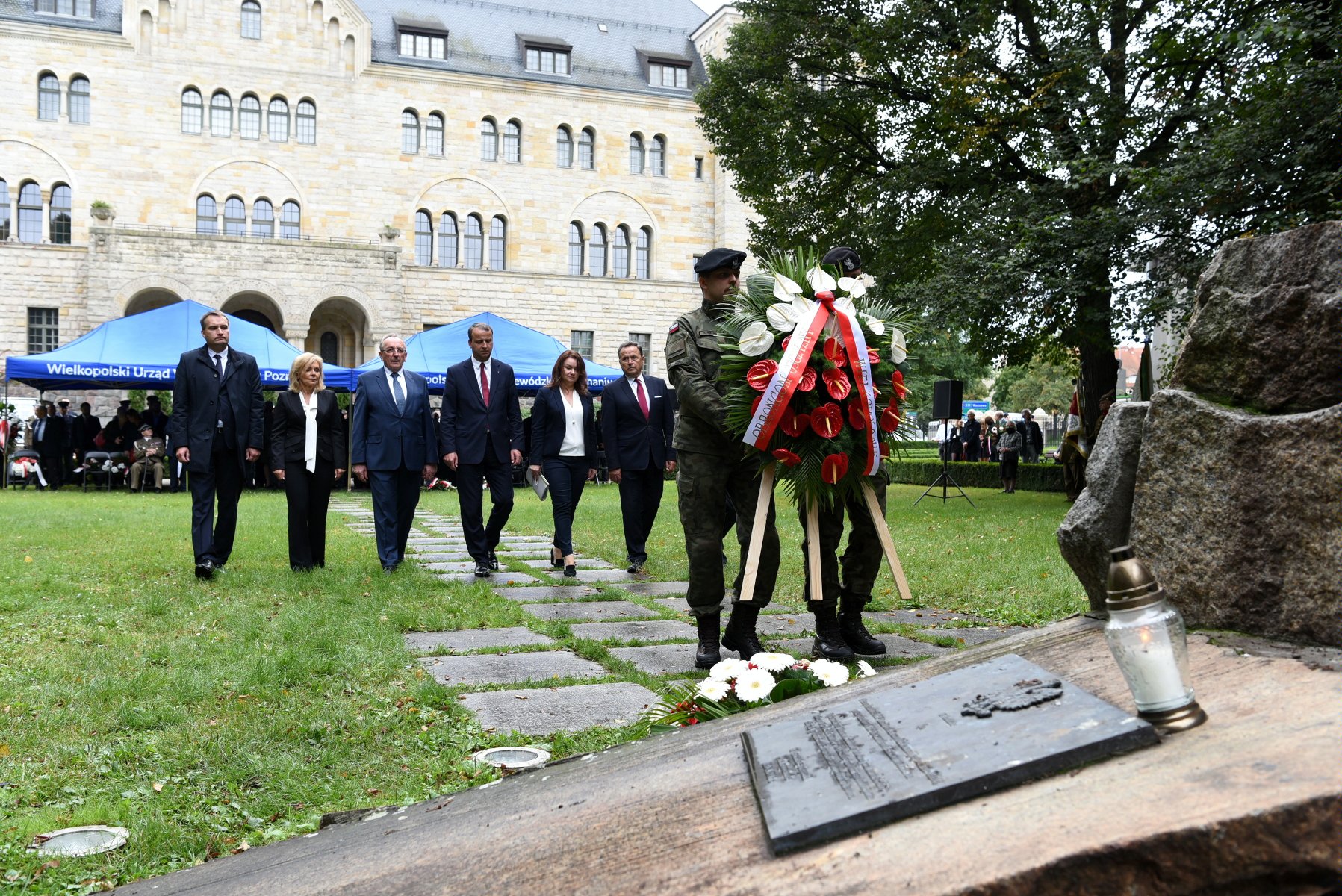 Galeria zdjęć przedstawia obchody 82. rocznicy agresji ZSRR na Polskę. - grafika artykułu