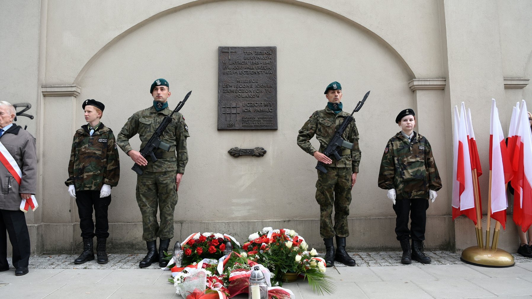 Galeria zdjęć przedstawia obchody Dnia Hołdu i Pamięci Ofiar Reżimu Komunistycznego.