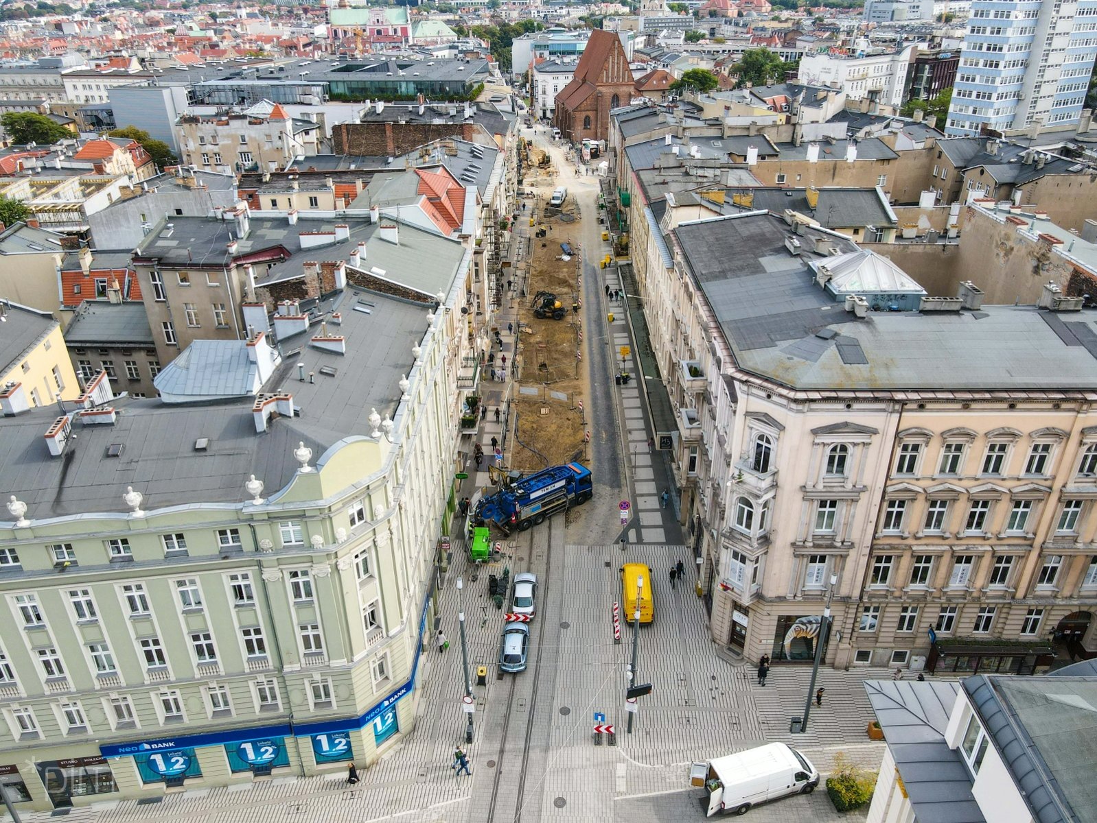 Na zdjęciu ulica Święty Marcin widziana z lotu ptaka, po obu stronach kamienice, w centrum plac budowy - grafika artykułu