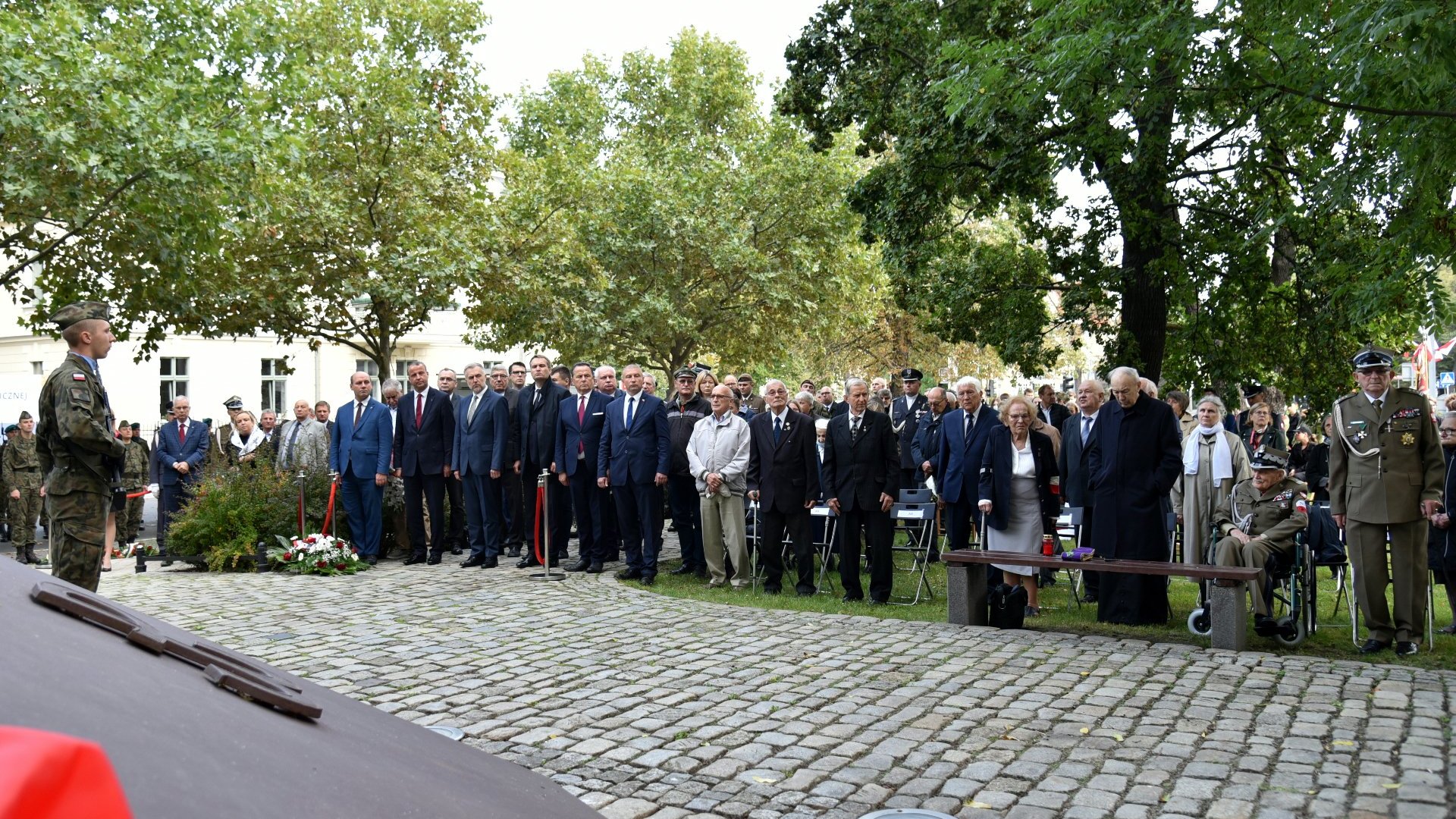 Zdjęcie przedstawia ludzi zgromadzonych przed Pomnikiem Polskiego Państwa Podziemnego.