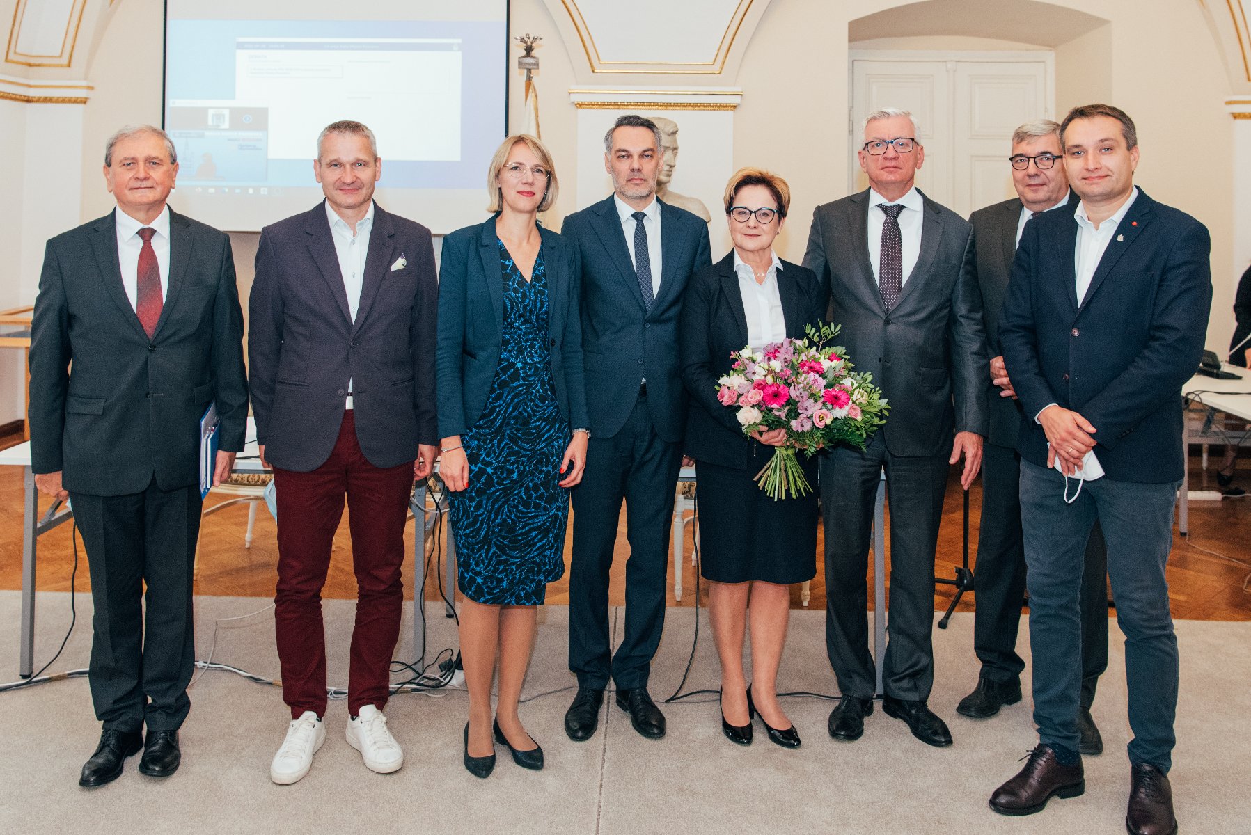 Grupa ludzi ustawiona do zdjęcia. W centrum była skarbnik i jej następca, obok prezydent Poznania, jego zastępcy, przewodniczący rady miasta, sekretarz i radna - grafika artykułu