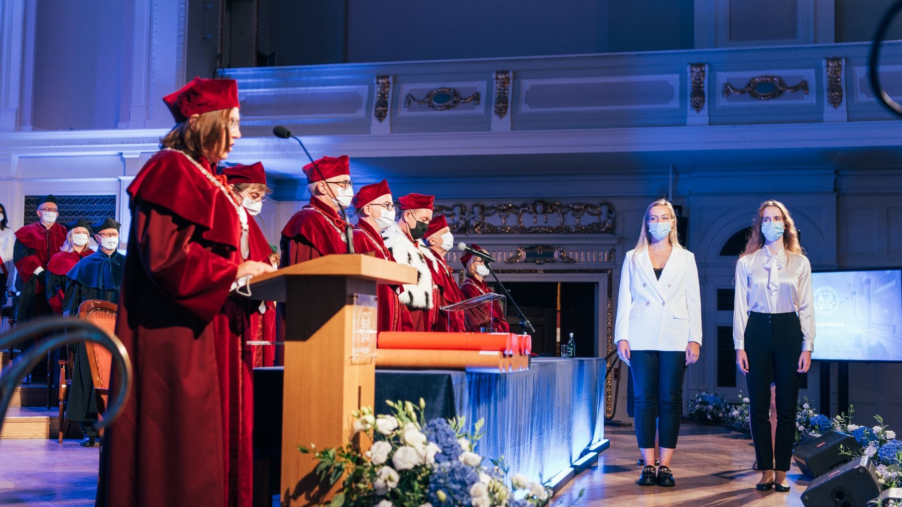 Zdjęcie przedstawia studentów i władze uniwersytetu.