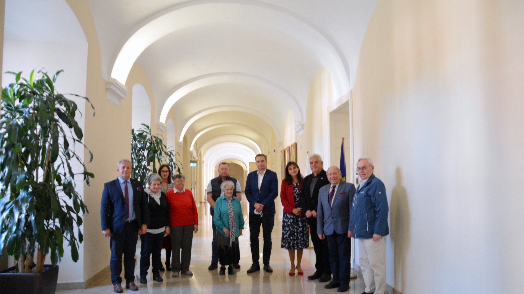 Zdjęcie przedstawia uczestników spotkania w holu urzędu.