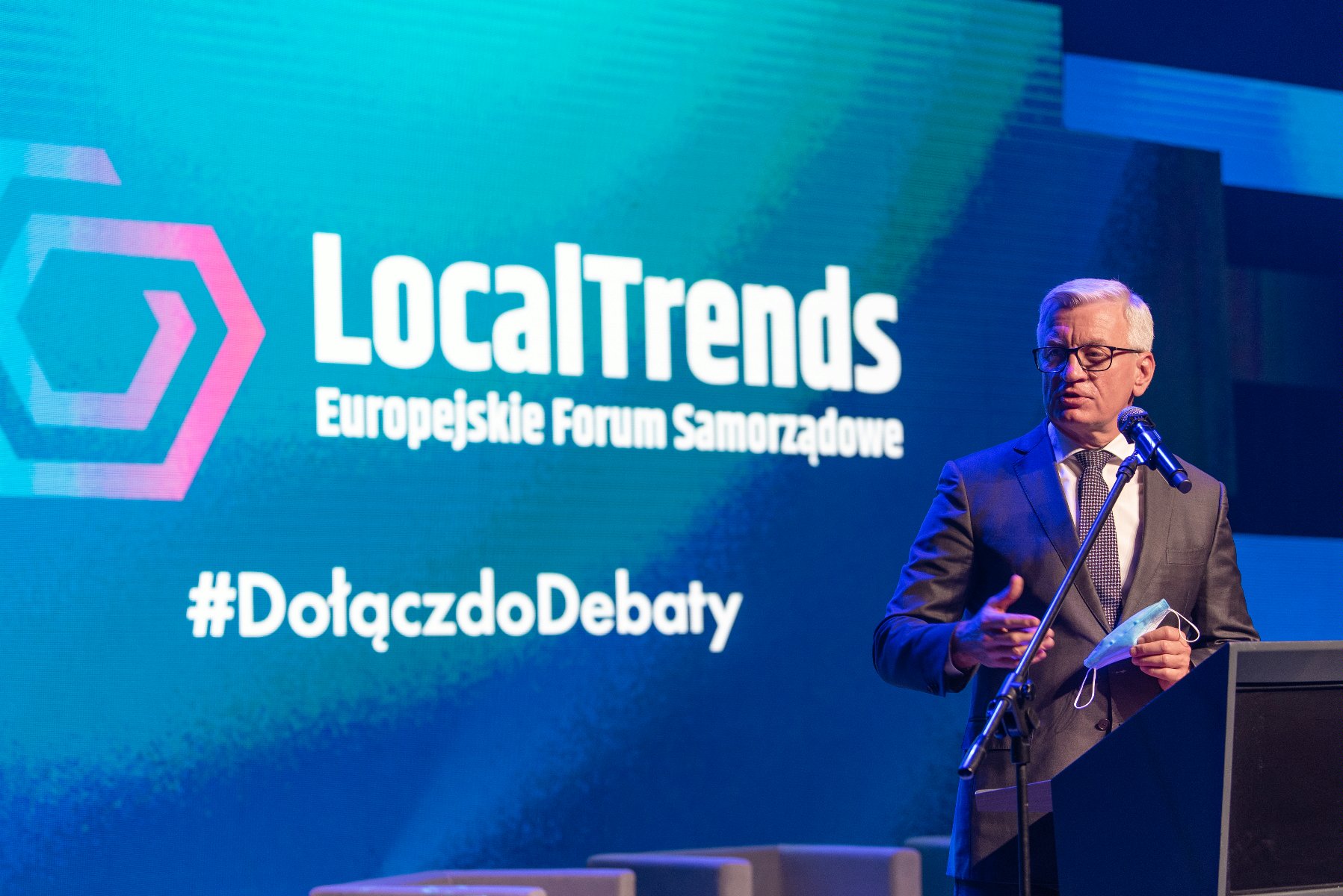 Jacek Jaśkowiak, prezydent Poznania, stoi przy mównicy, za nim ekran z napisem: Local Trends, Europejskie Forum Samorządowe - grafika artykułu