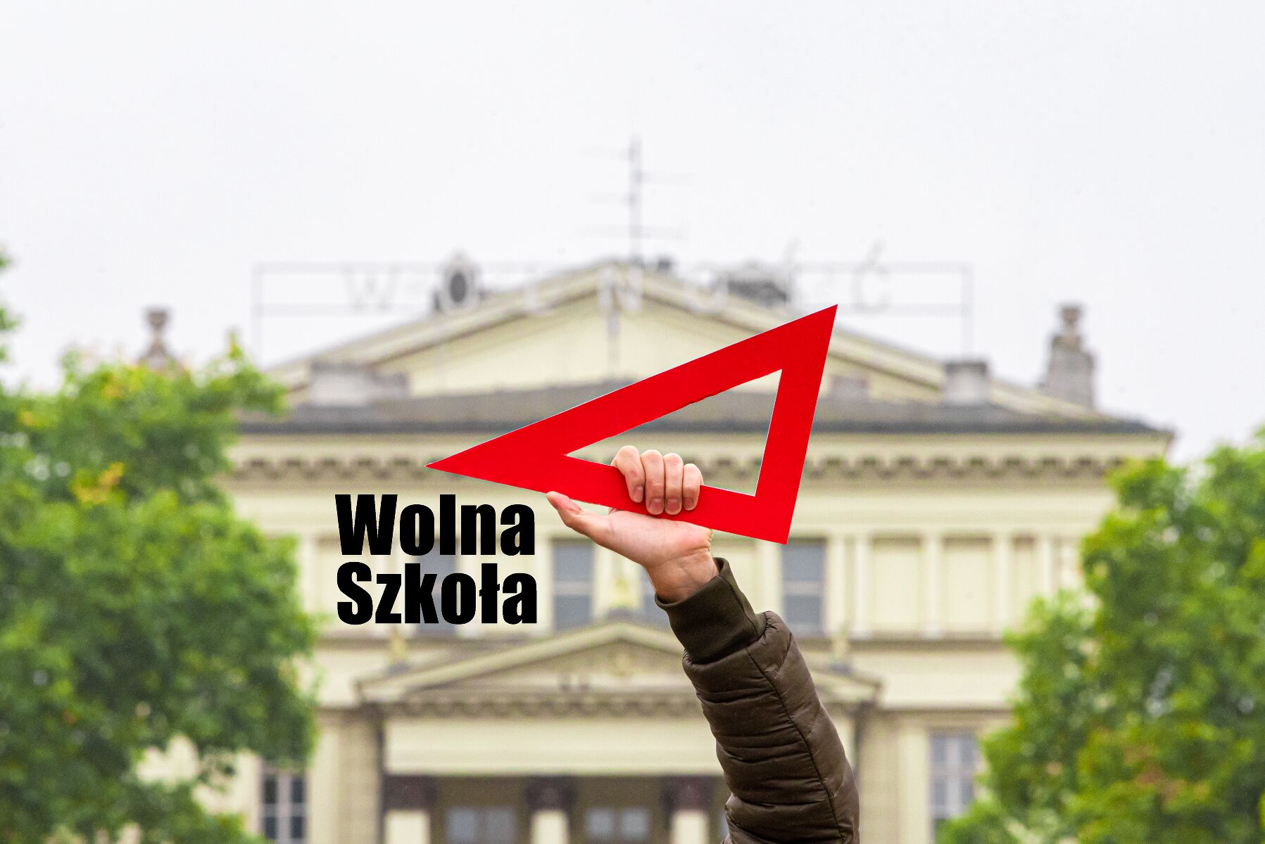 Zdjęcie przedstawia rękę trzymającą czerwoną ekierkę. - grafika artykułu