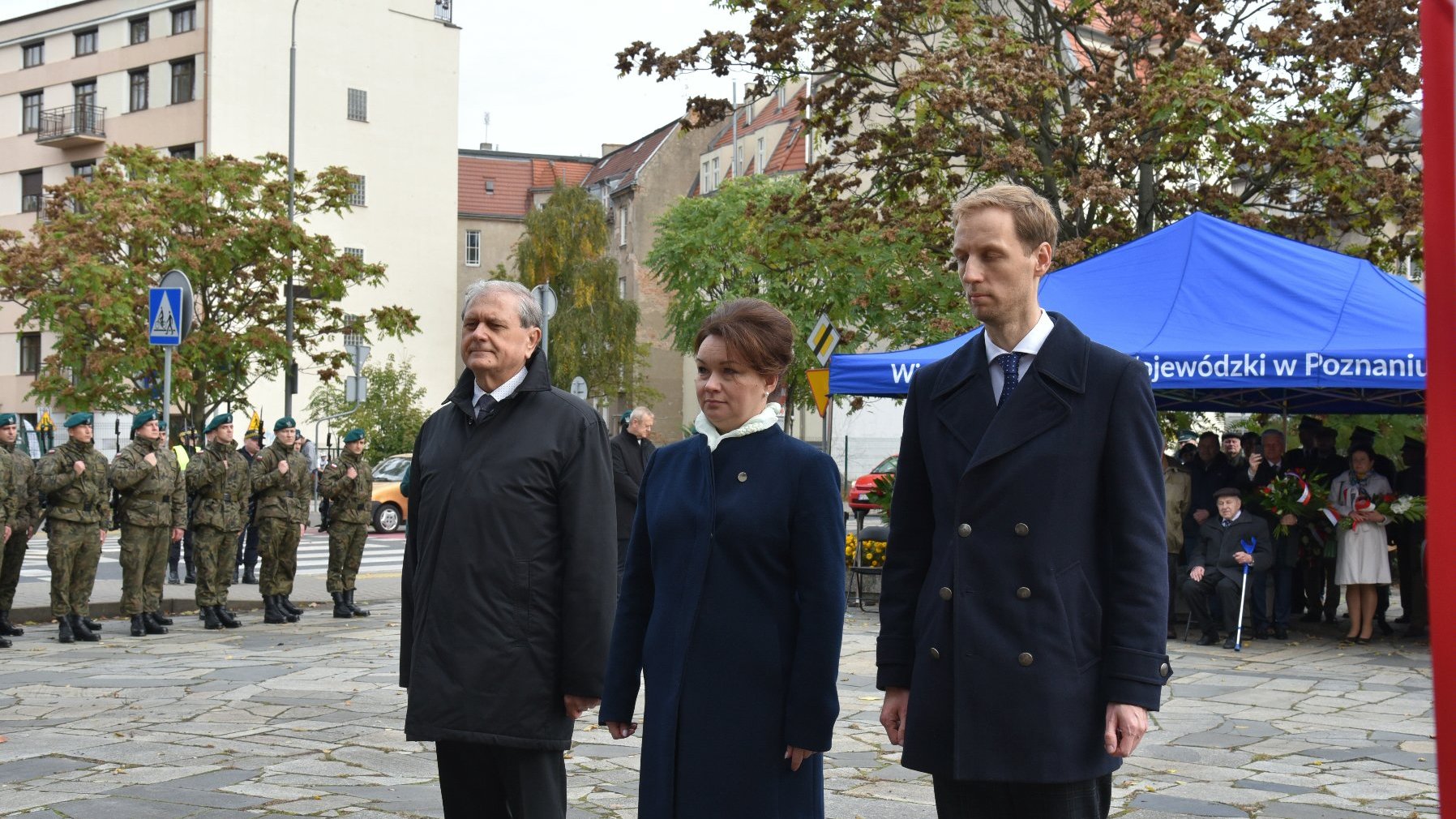 Na zdjęciu przedstawiciele władz miasta i województwa obok siebie, tuż po złożeniu kwiatów