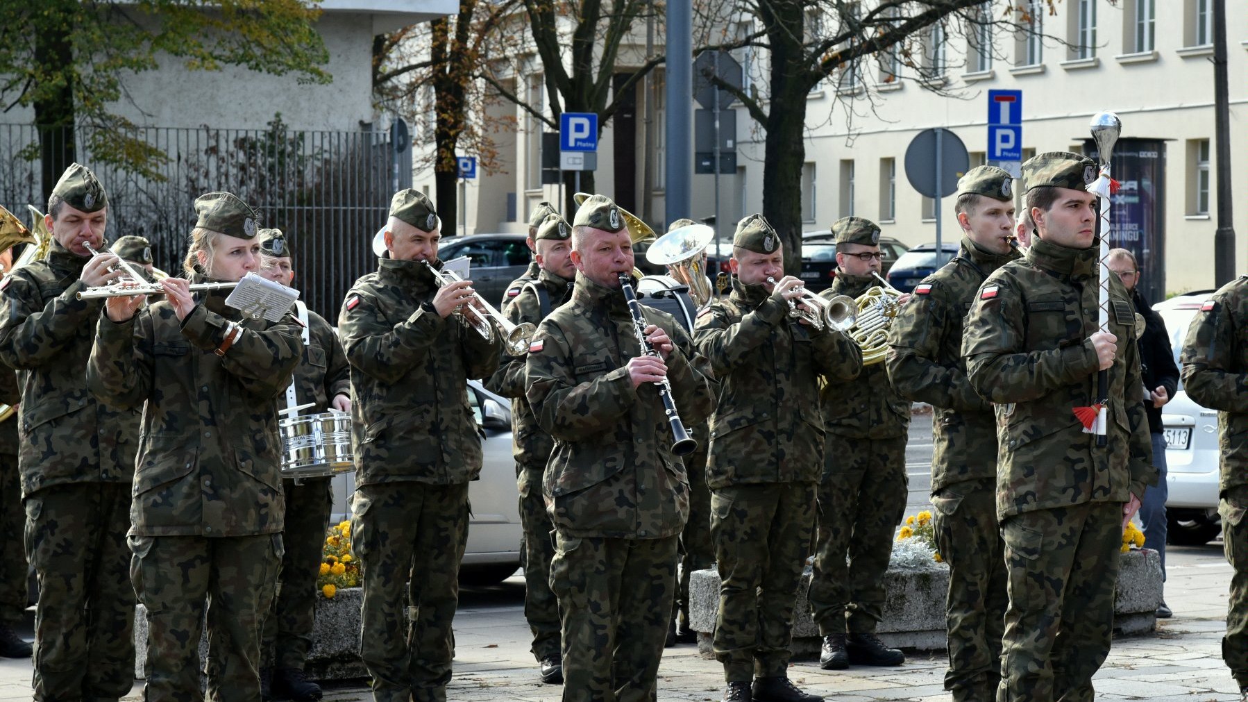 Na zdjęciu orkiestra wojskowa grająca na instrumentach dętych