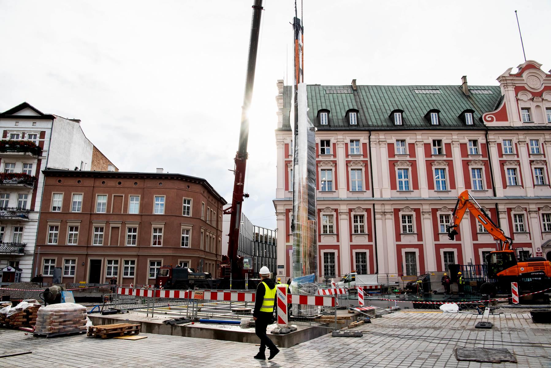 Galeria zdjęć z montażu Zegara Historii na placu Kolegiackim - grafika artykułu