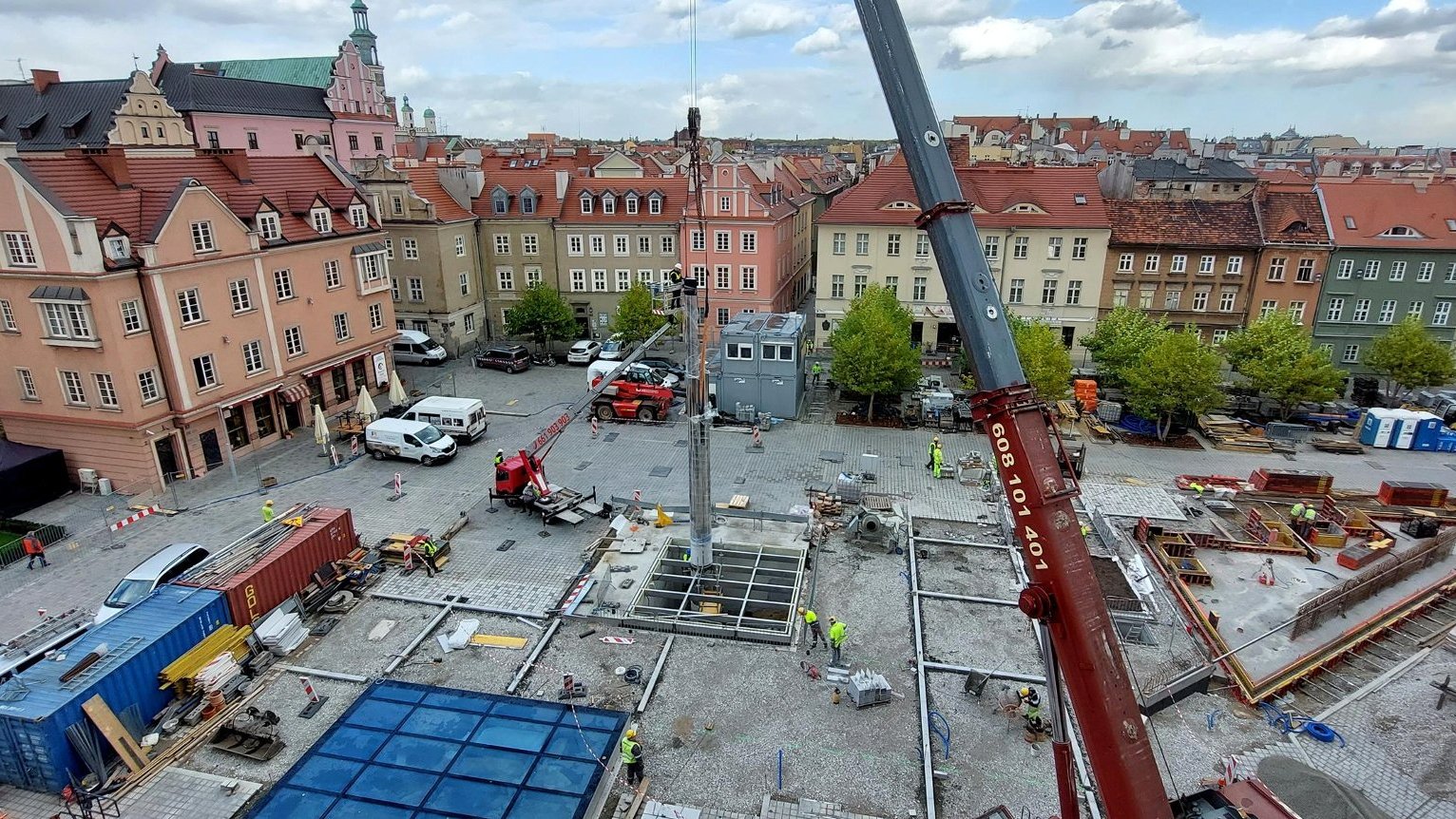 Galeria zdjęć z montażu Zegara Historii na placu Kolegiackim