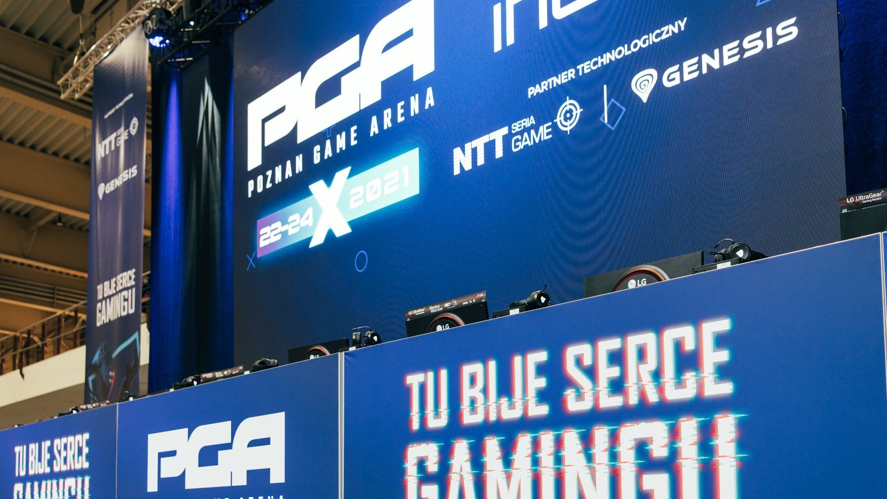 Zdjęcie przedstawia wielki plakat z napisem "PGA Poznań Game Arena".