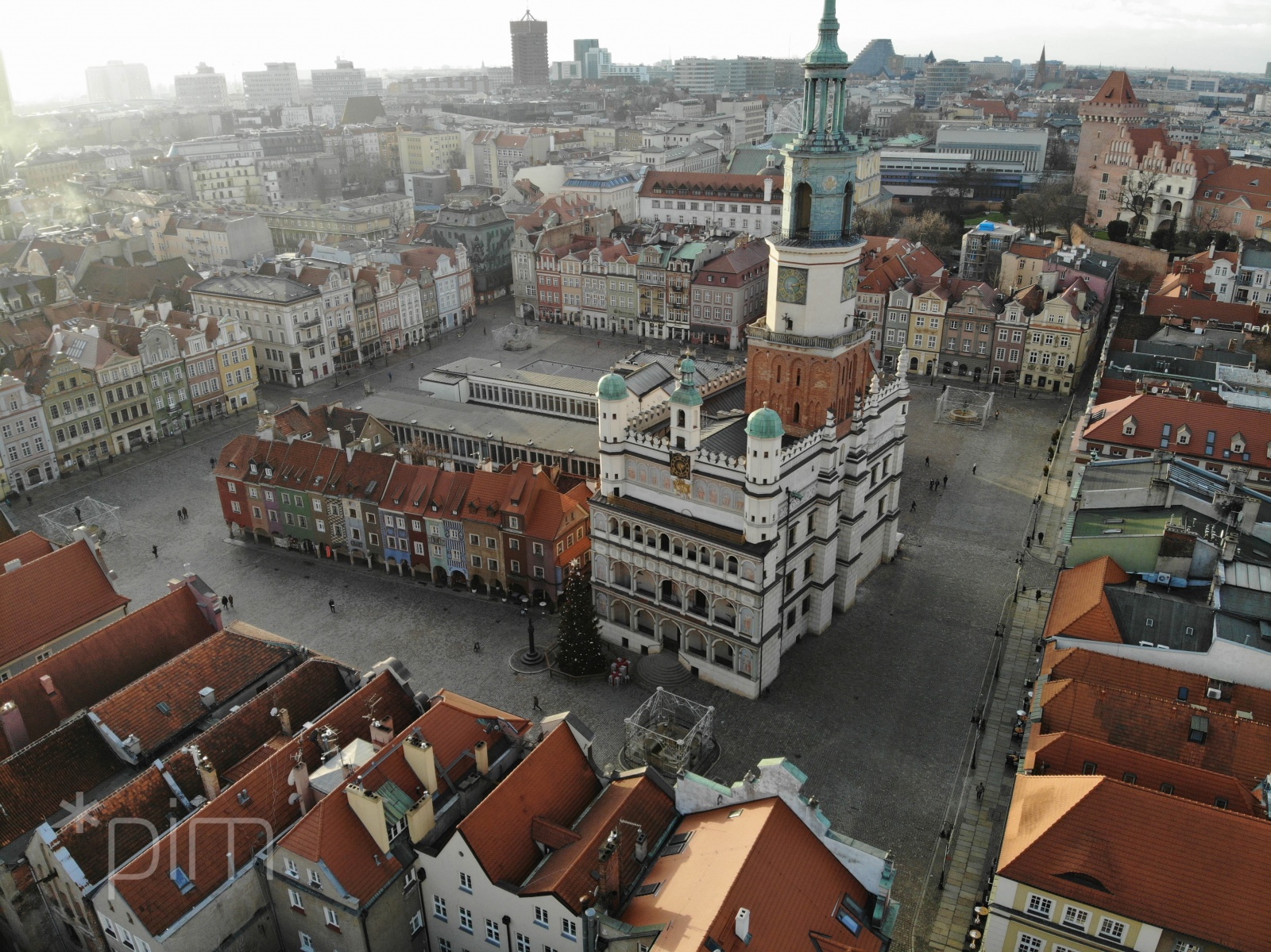 Widok na Stary Rynek z lotu ptaka - grafika artykułu