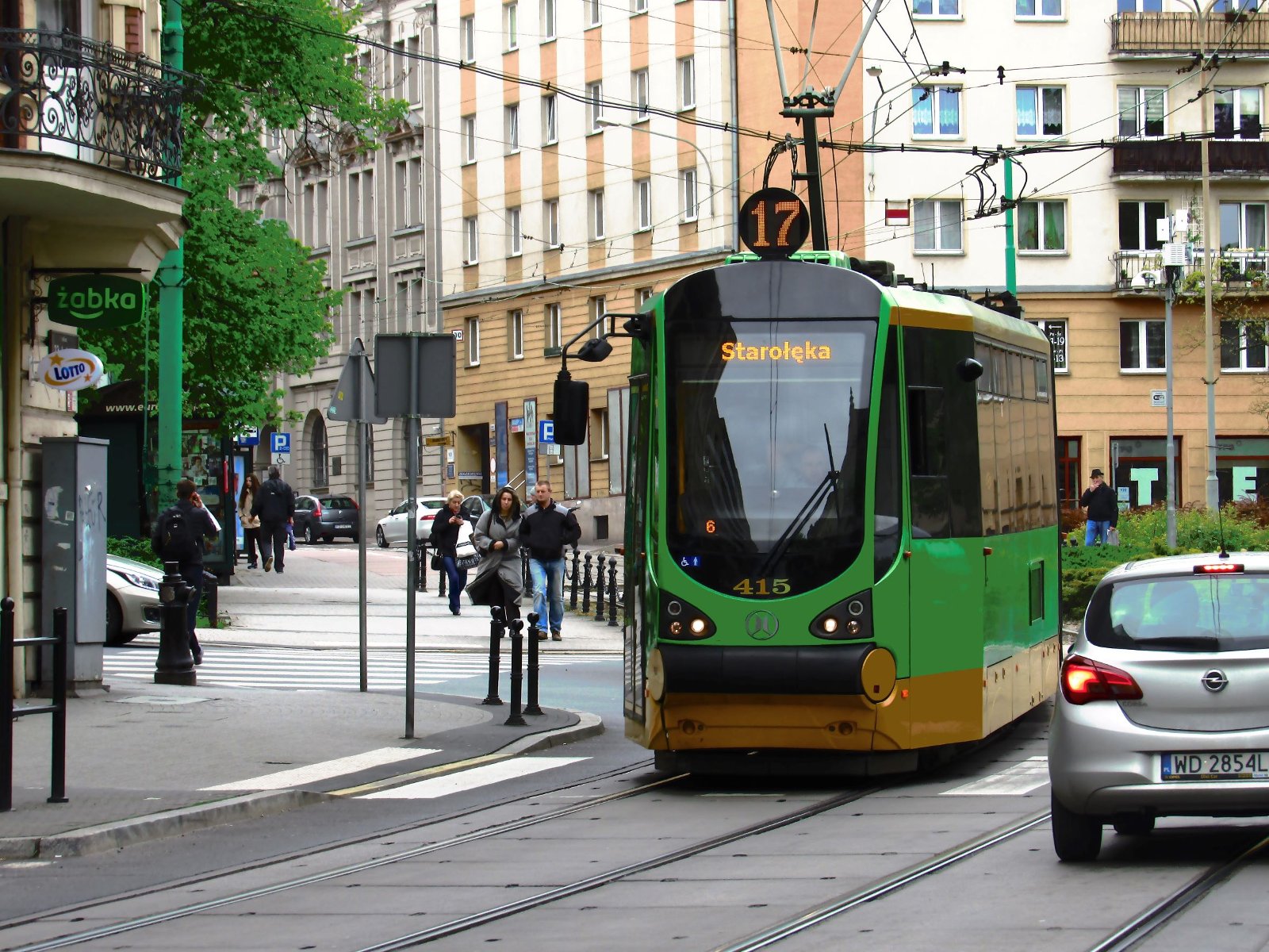 Zdjęcie przedstawia jadący tramwaj. - grafika artykułu