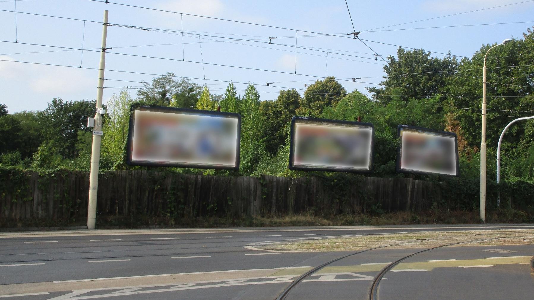 Nielegalne nośniki reklamowe wywieszone przy ulicy.