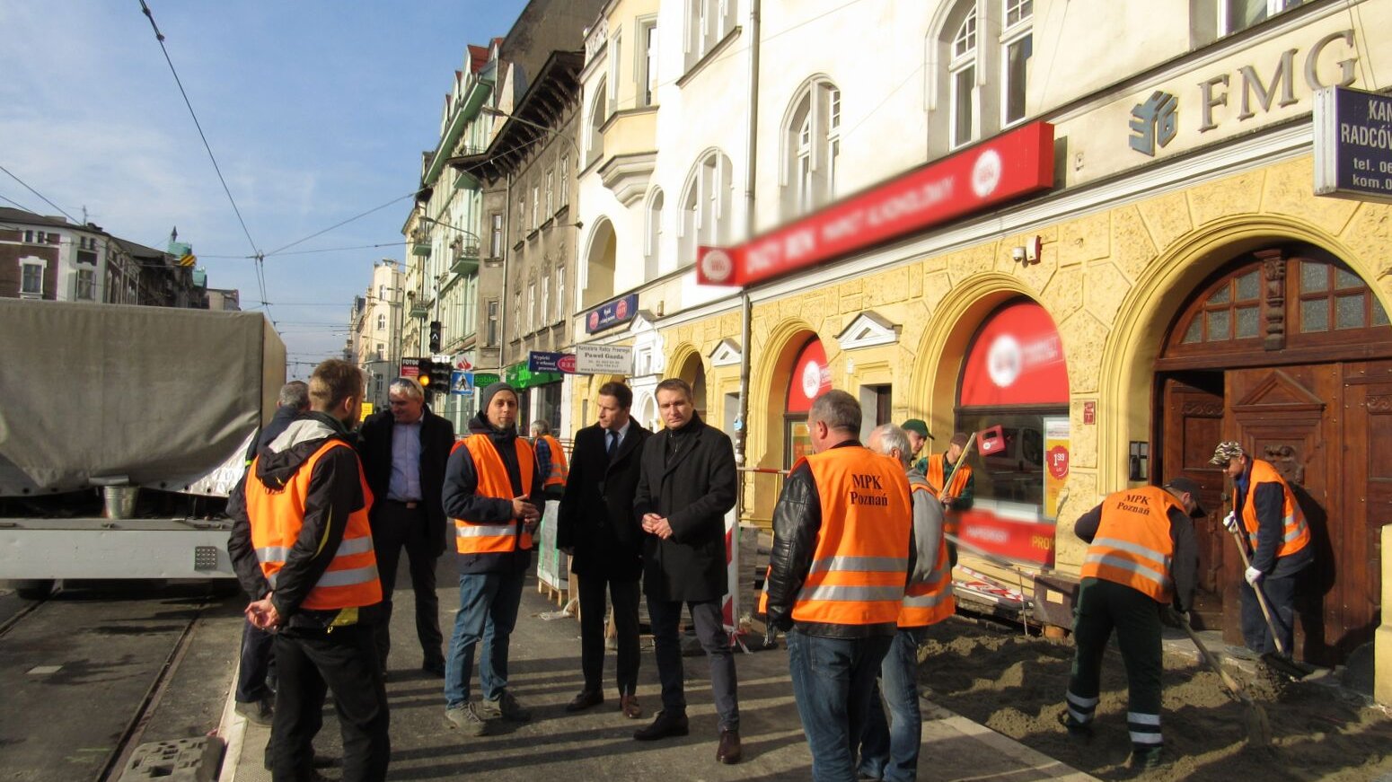 Na zdjęciu drogowcy pracujący przy budowie przystanku, przedstawiciele MPK i Mariusz Wiśniewski, zastępca prezydenta miasta