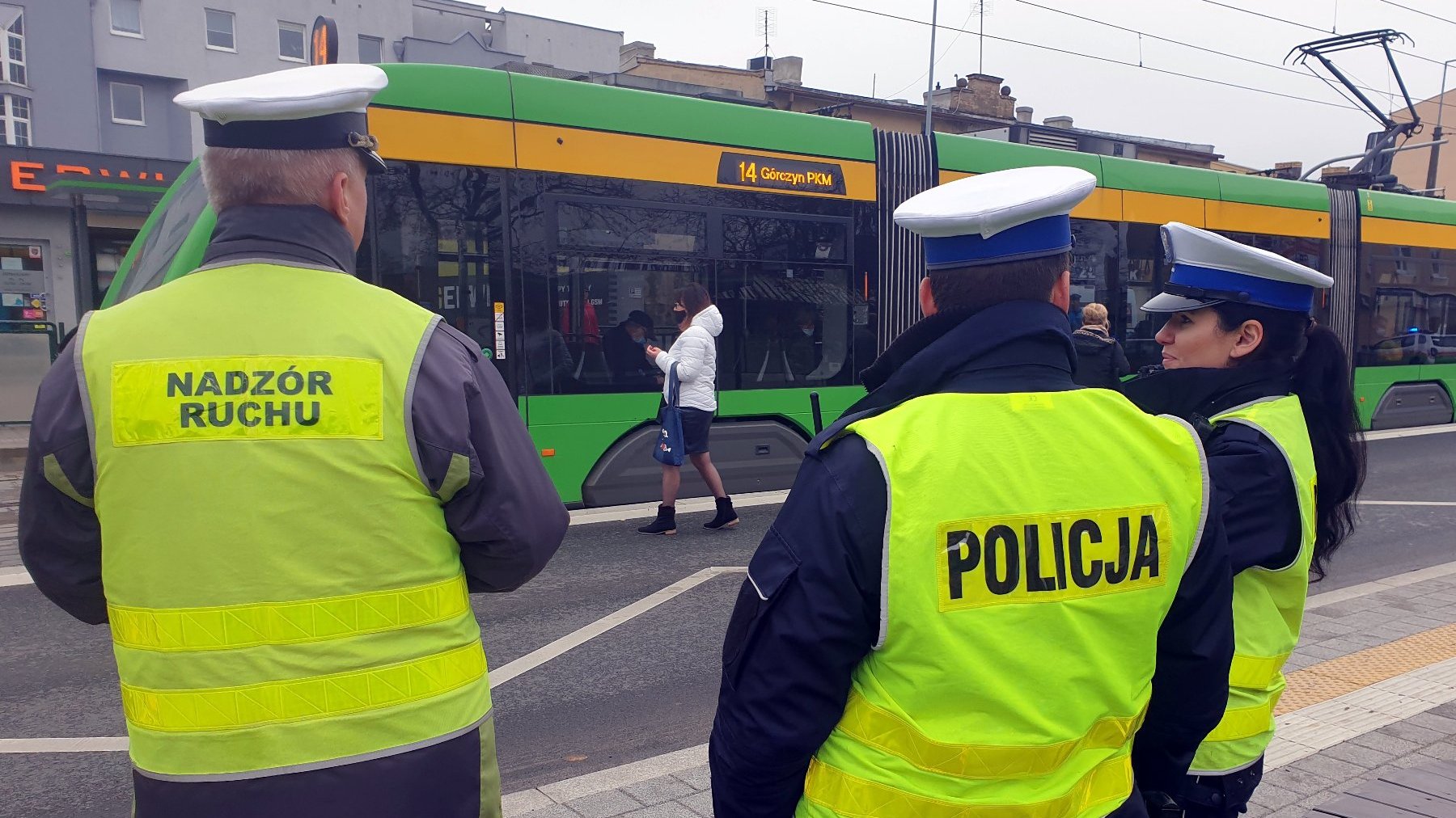 Policjanci i pracownicy MPK na przystanku przy ul. Sielskiej