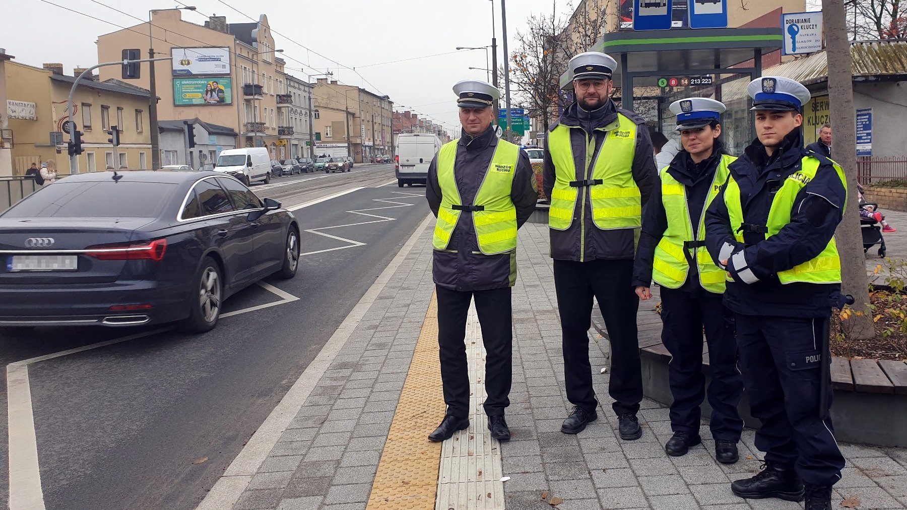 Policjanci i pracownicy MPK na przystanku przy ul. Sielskiej