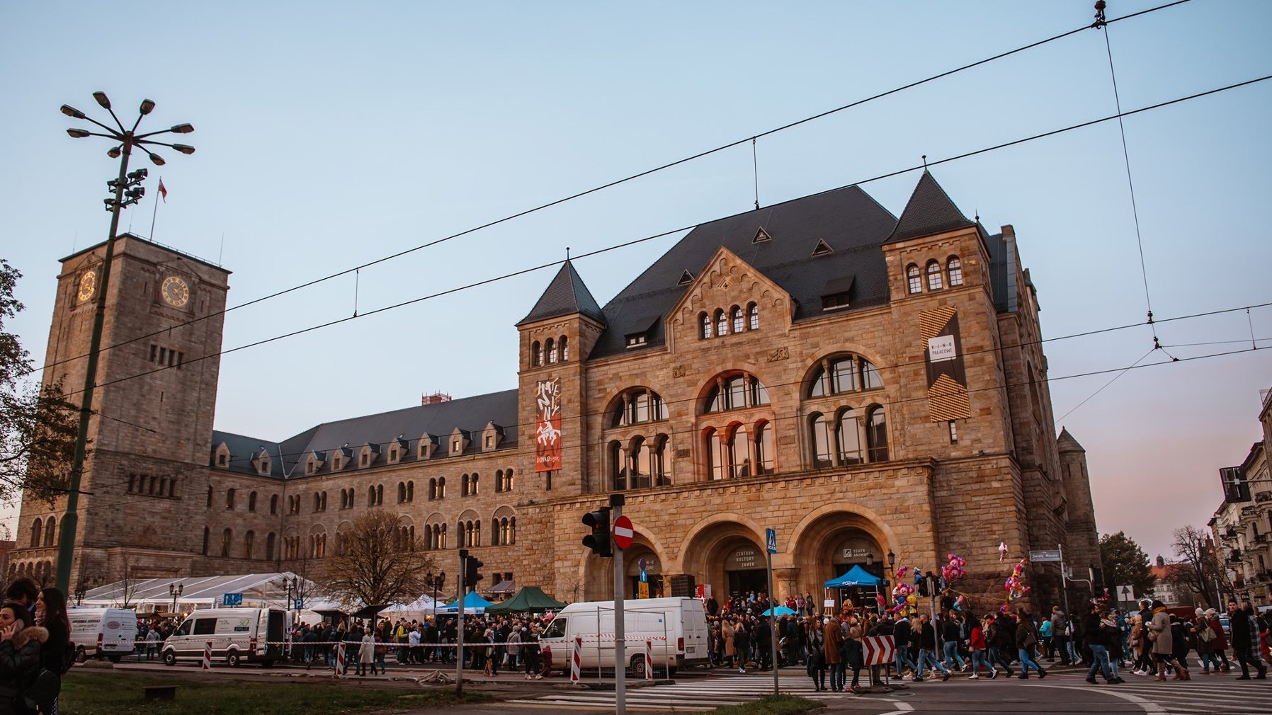 Ul. Św. Marcin, na której trwa Kiermasz Świętomarciński. Ulica jest pełna ludzi. W tle CK Zamek.