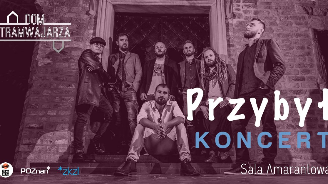 Czarno-białe zdjęcie artystów na tle kutej bramy i cegalnego muru. U góry napis "Dom Tramwajarza" u dołu "Przybył. Koncert".