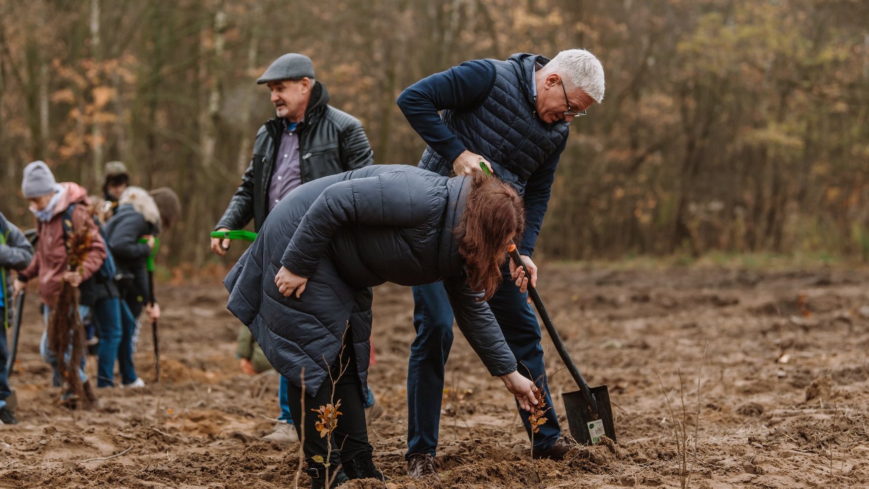 Zdjęcie przedstawia prezydenta Poznani i dyrektorkę Wydziału Kształtowania i Ochrony Środowiska sadzących drzewa.