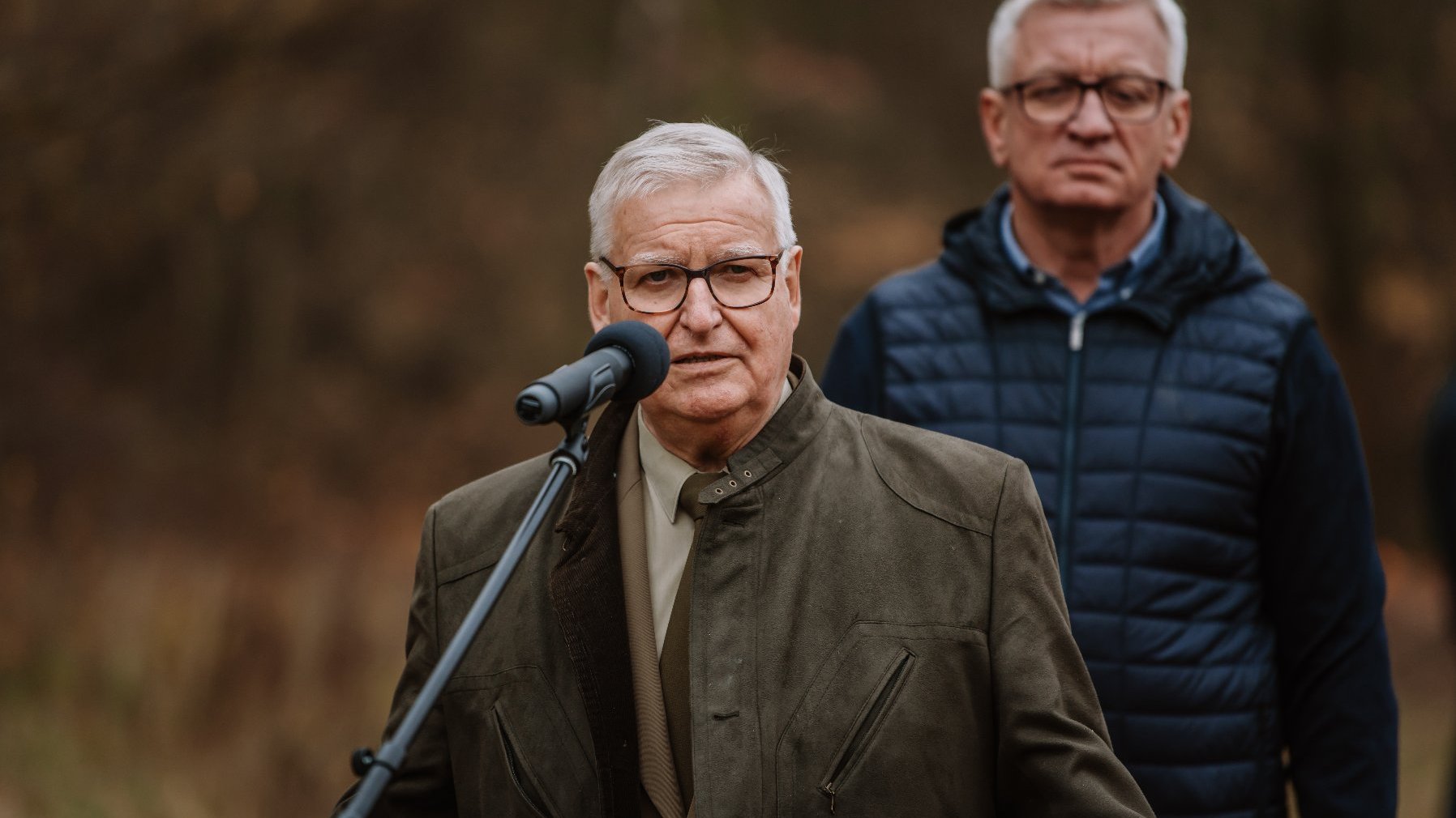 Zdjęcie przedstawia dyrektora Zakładu Lasów Poznańskich przed mikrofonem. Obok stoi prezydent Poznania.