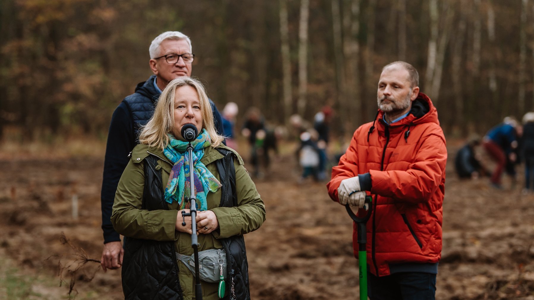 Zdjęcie przedstawia przewodniczącą Rady Osiedla Strzeszyn przed mikrofonem.