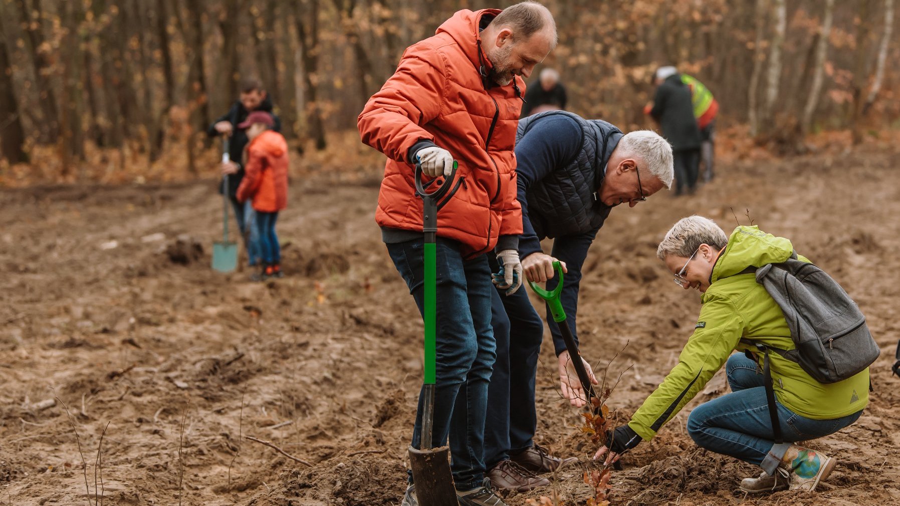 Zdjęcie przedstawia prezydenta i radnych osiedlowych sadzących drzewa.