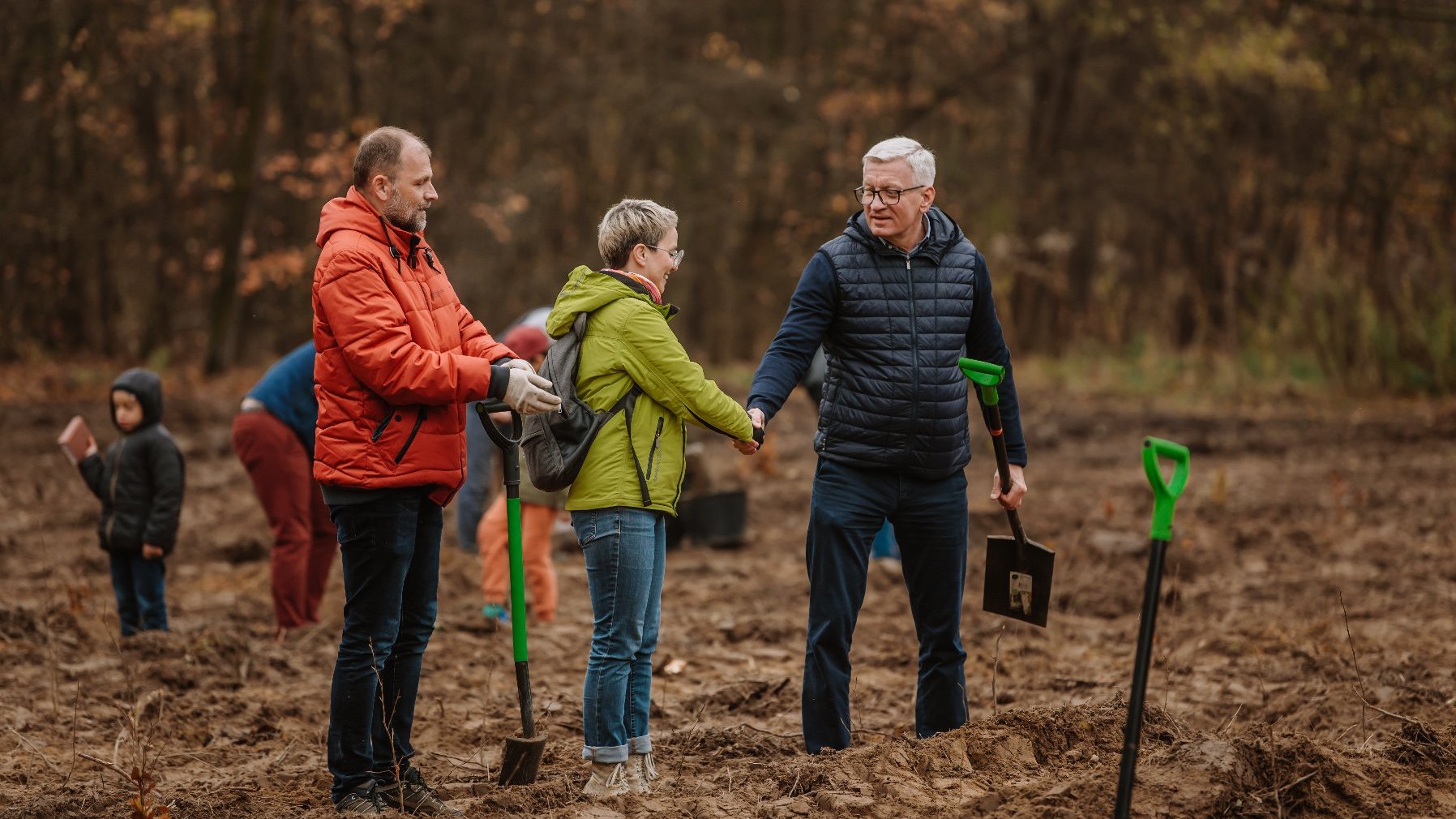 Zdjęcie przedstawia prezydenta i radnych osiedlowych sadzących drzewa.