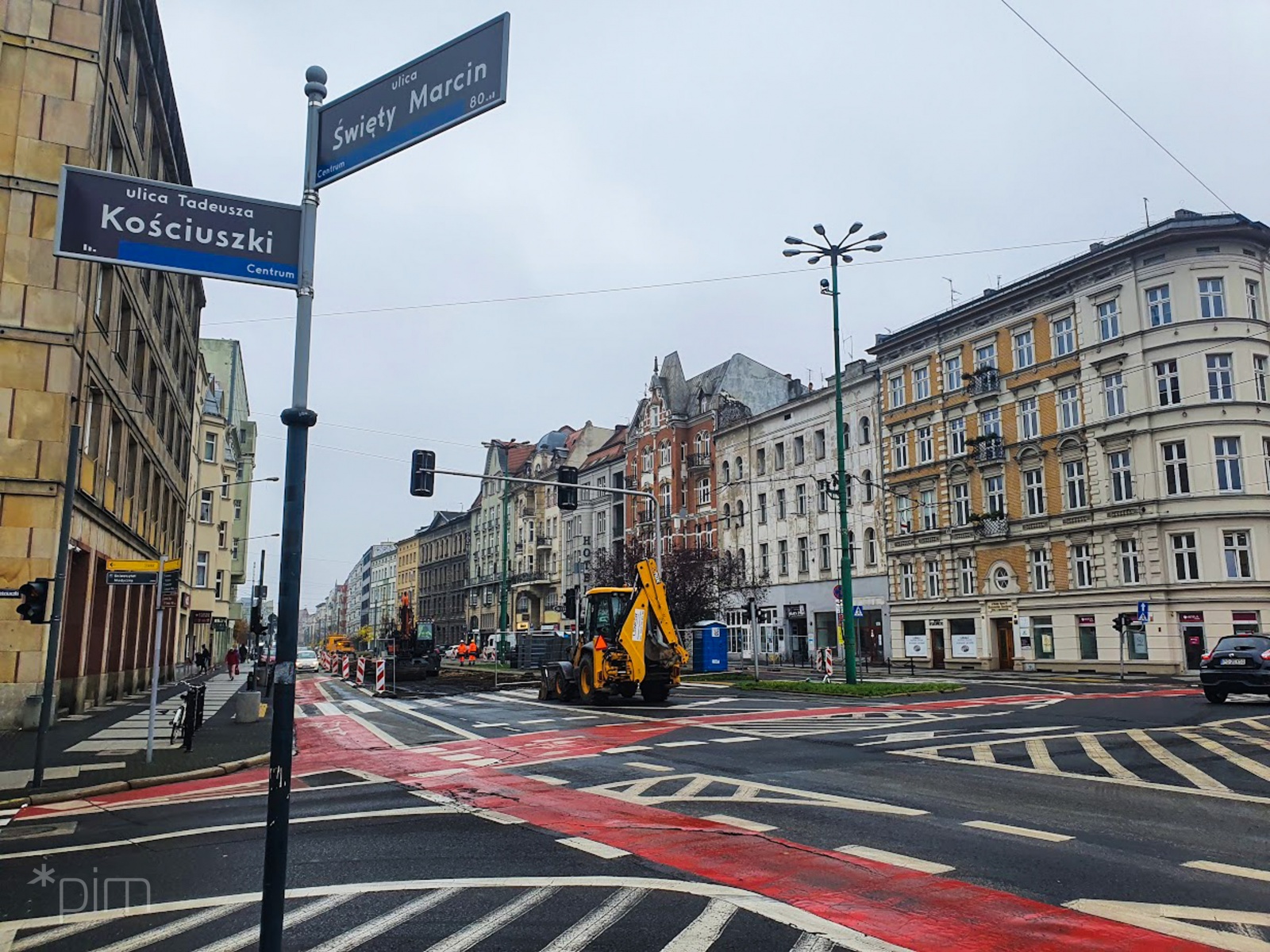 Ulica Święty Marcin. Na pierwszym planie tabliczki z nazwą ulicy, w tle maszyny budowlane - grafika artykułu