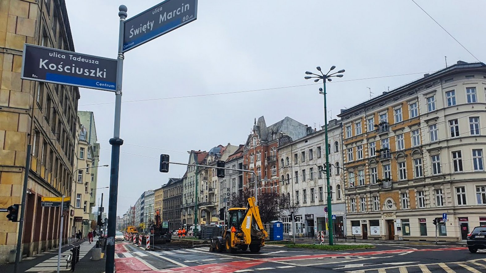 Ulica Święty Marcin. Na pierwszym planie tabliczki z nazwą ulicy, w tle maszyny budowlane